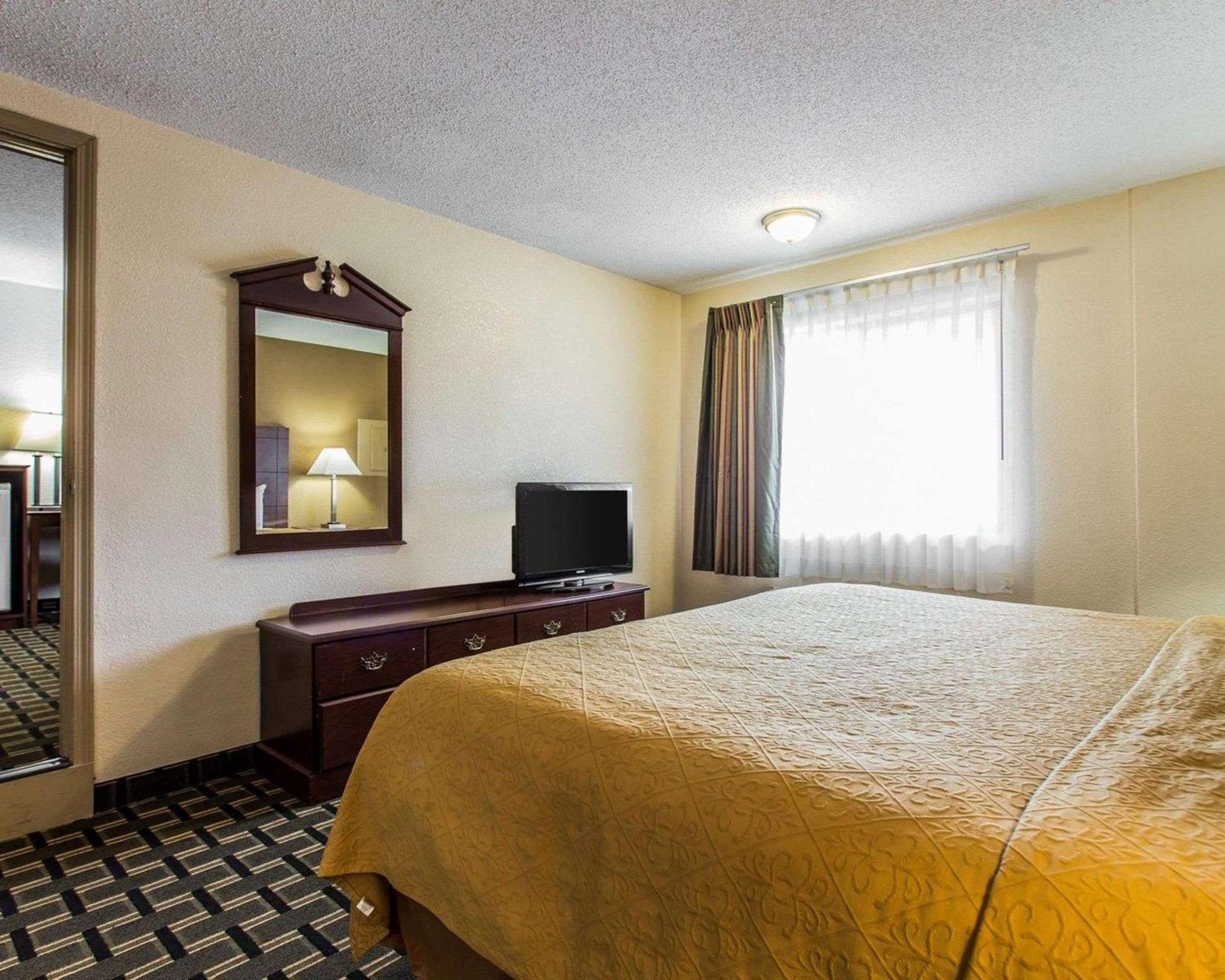 King Room - Non-Smoking - Photo 6
