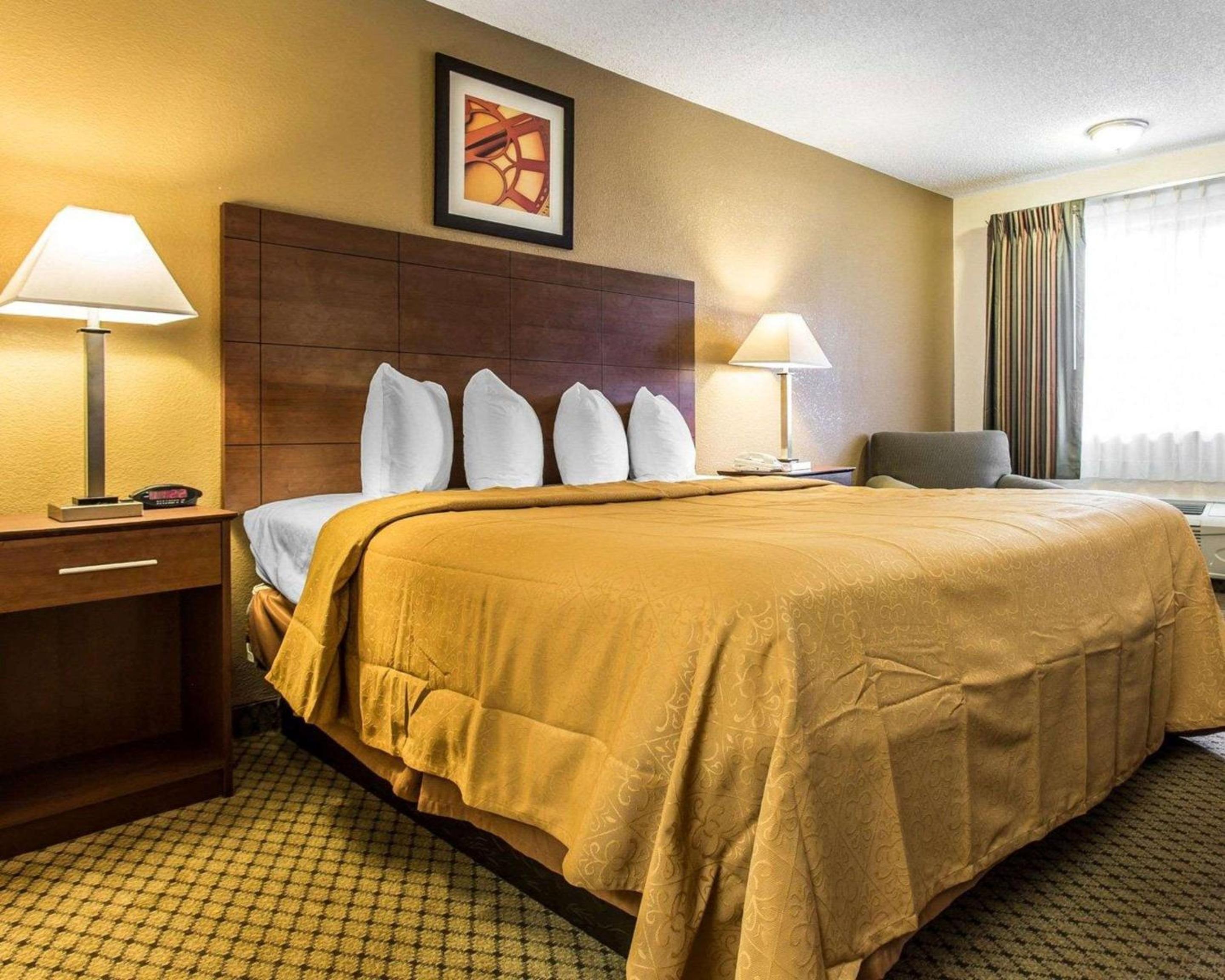 King Room - Non-Smoking - Photo 2