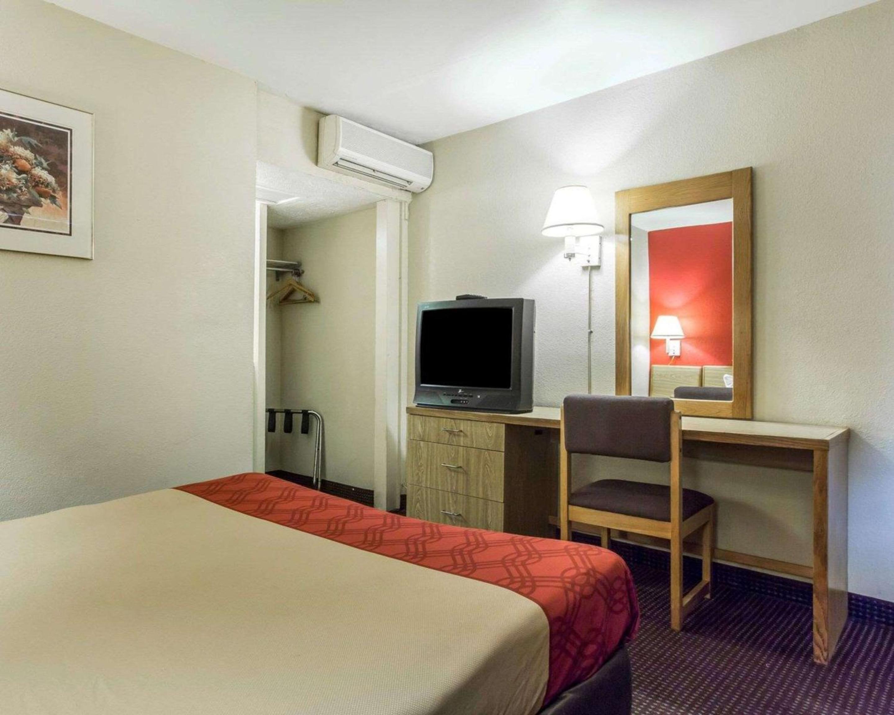 King Room - Non-Smoking - Photo 1