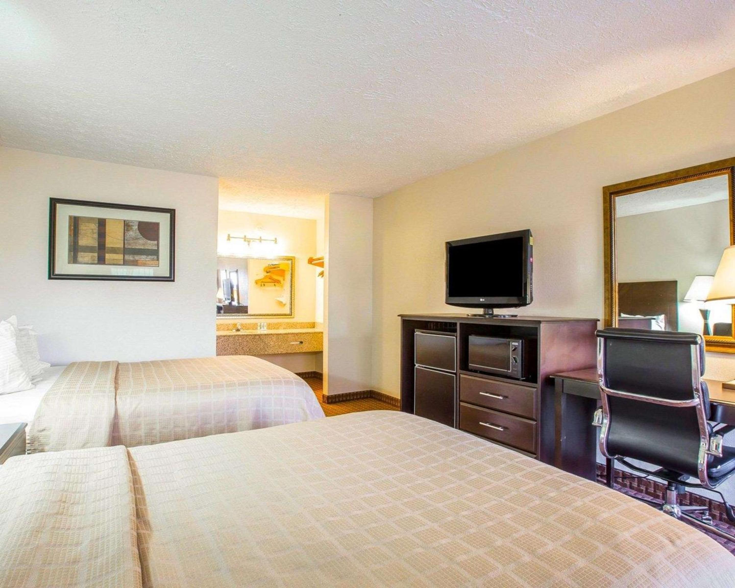 Queen Room with Two Queen Beds - Non-Smoking - Photo 1