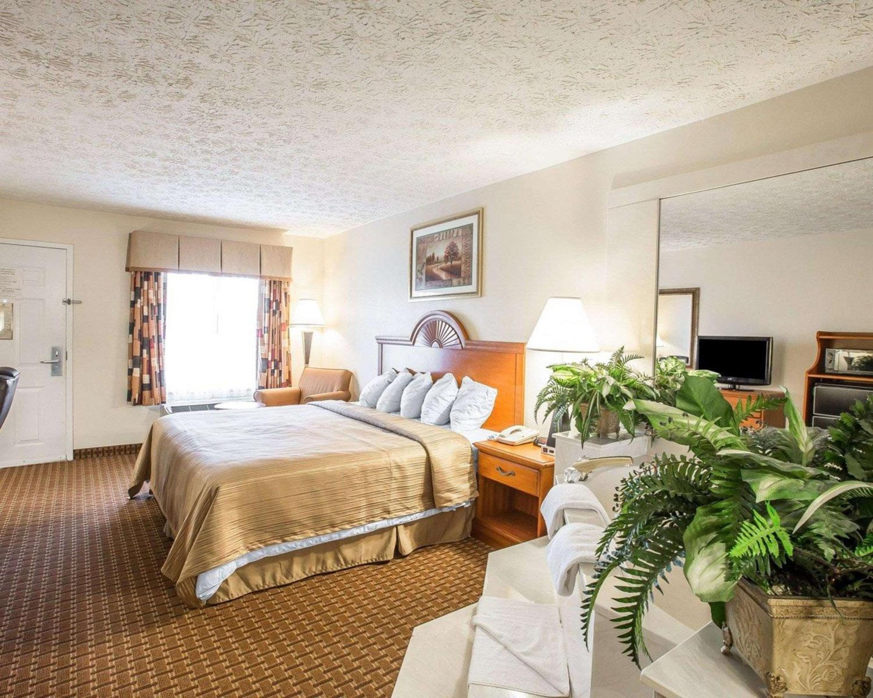 King Room - Non Smoking - Photo 1
