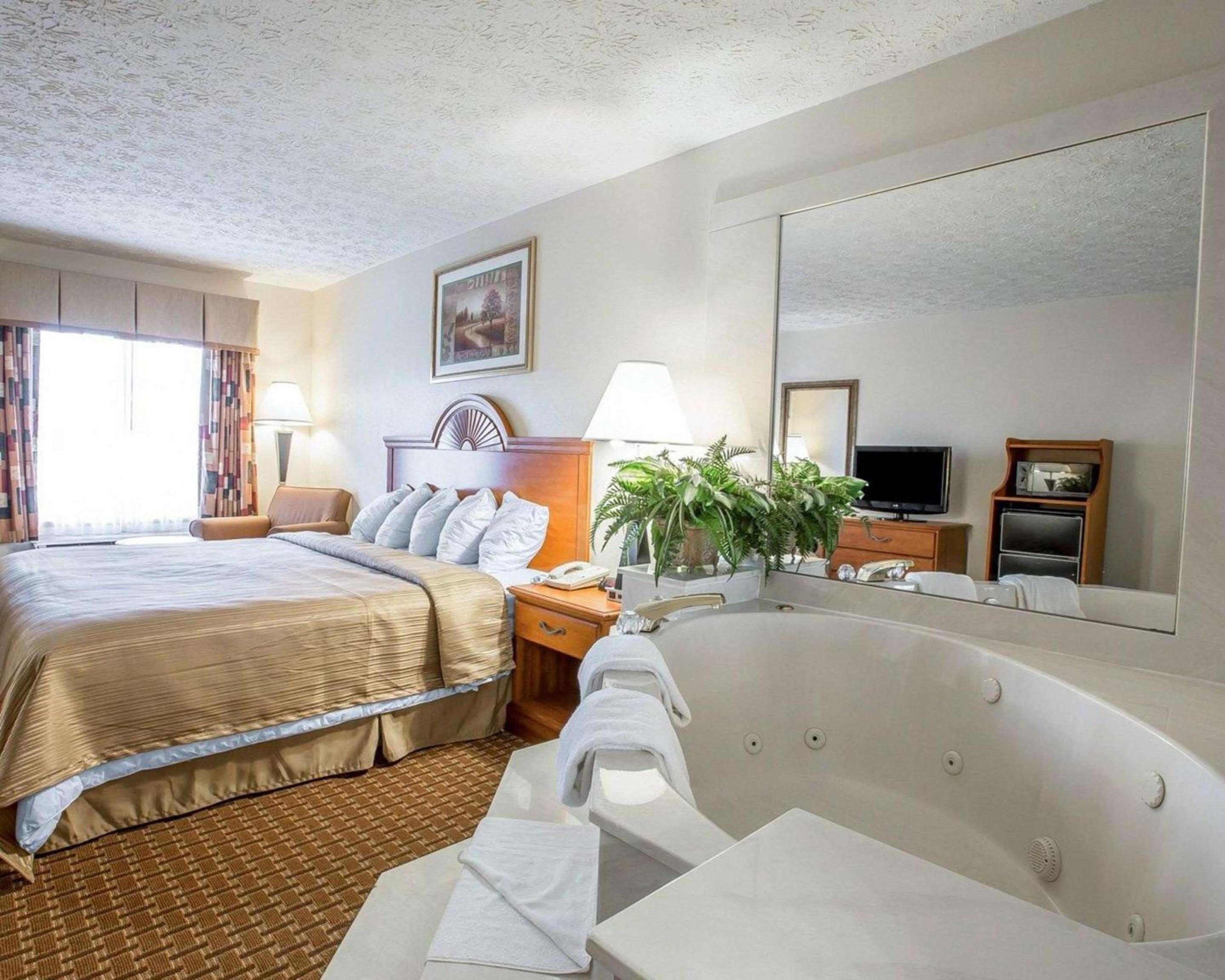 King Room - Non Smoking - Photo 3