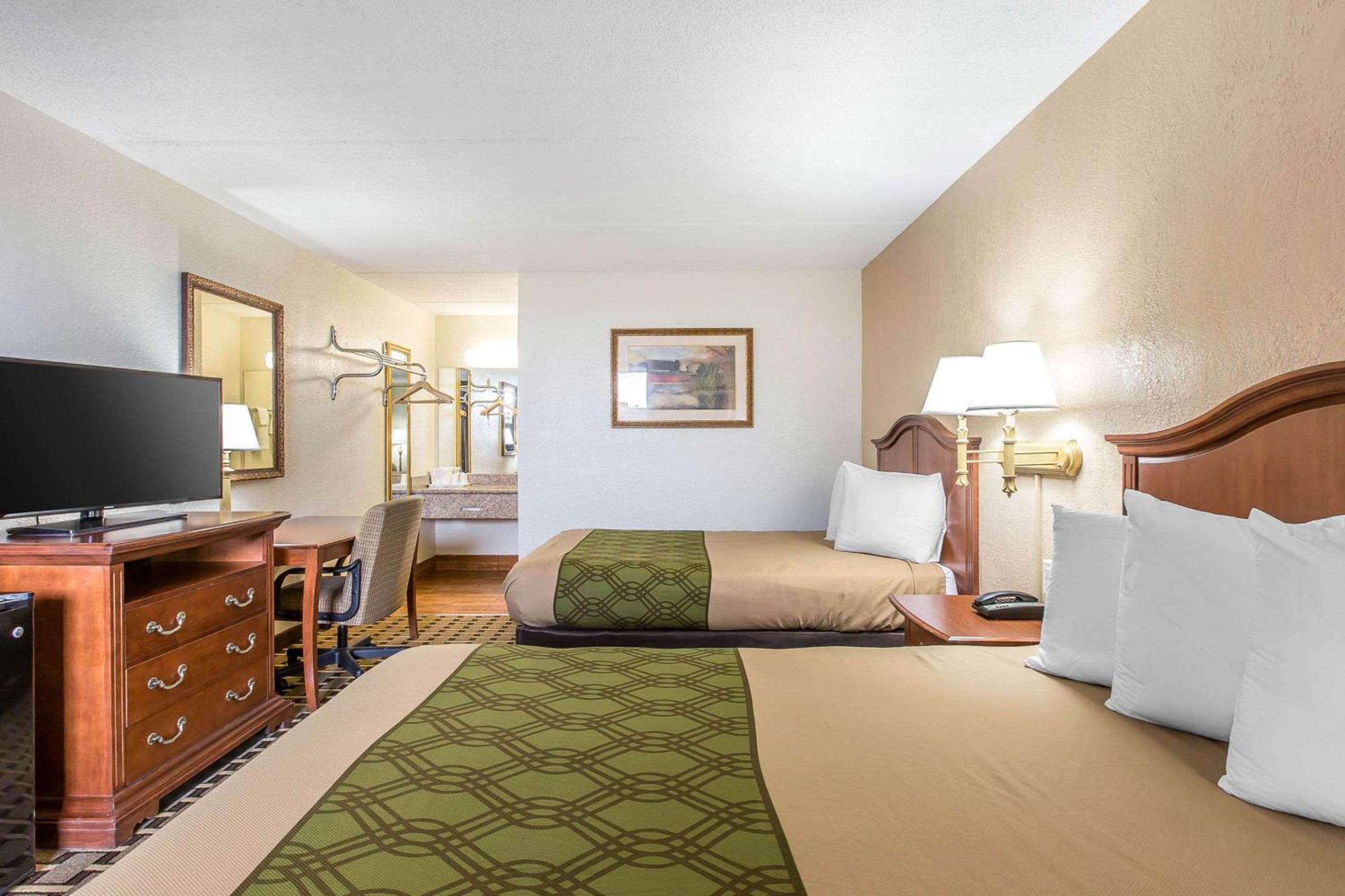 Double Room with Two Double Beds - Smoking - Photo 3