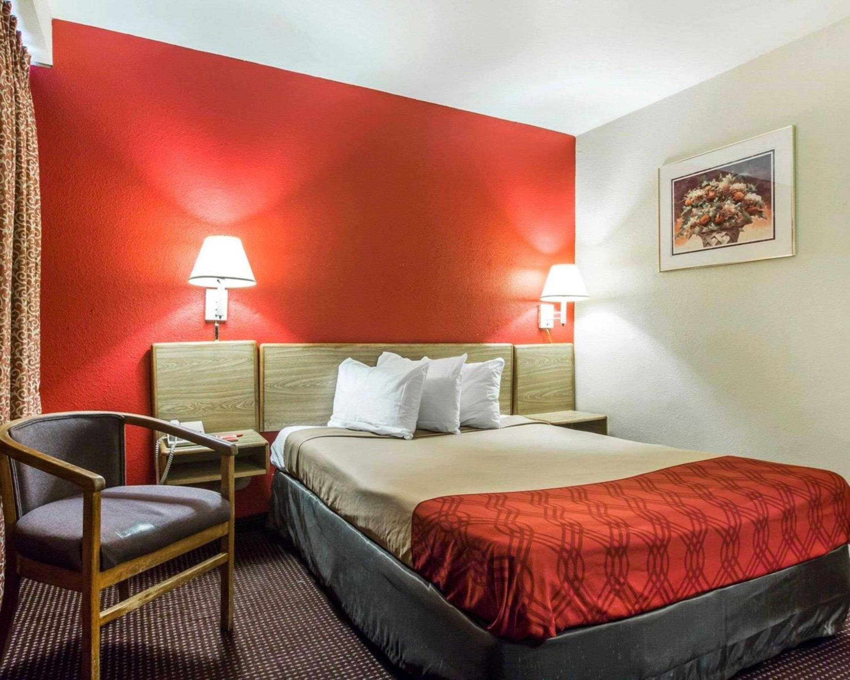 King Room - Non-Smoking - Photo 4