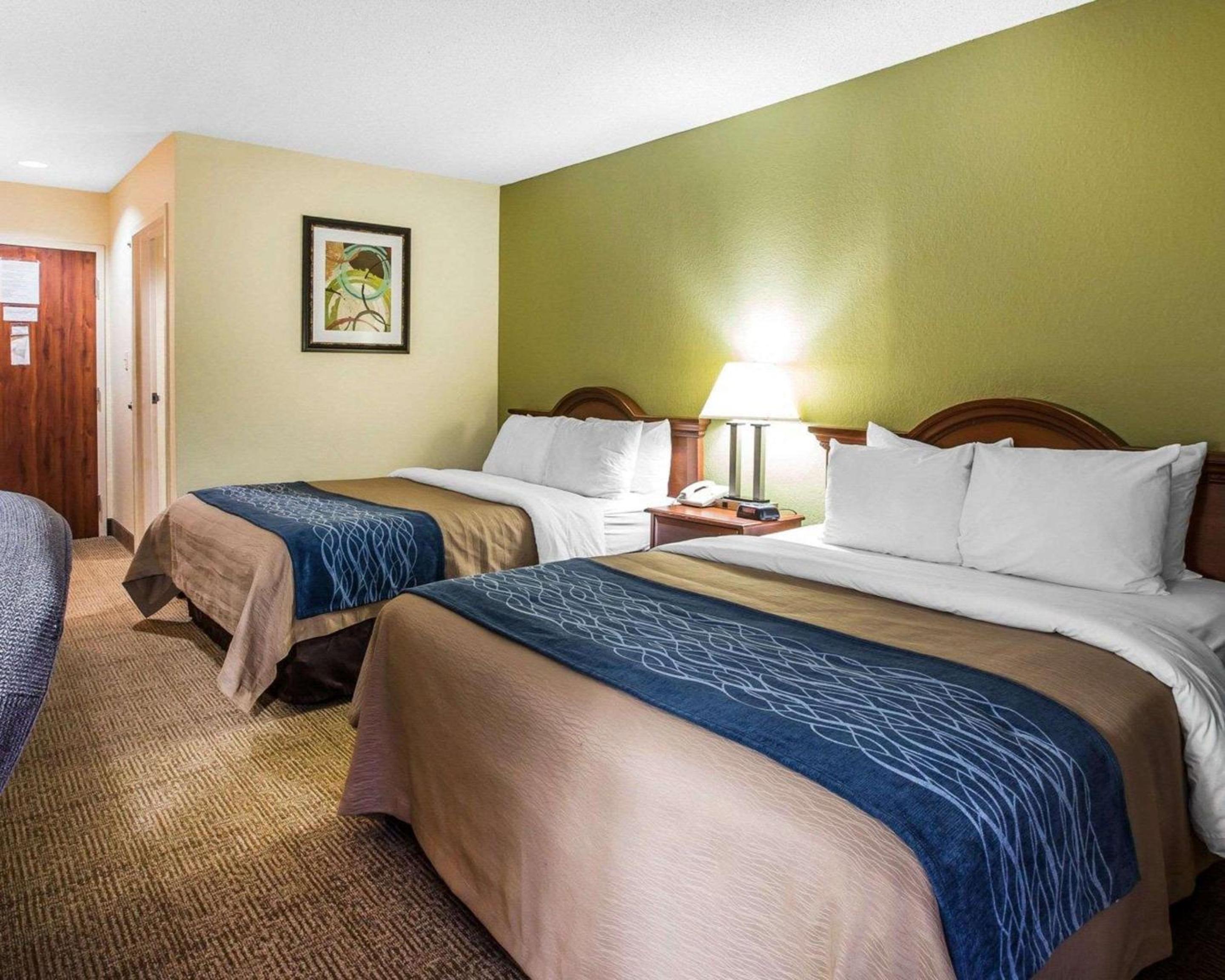 Queen Room with Two Queen Beds - Non-Smoking - Photo 4