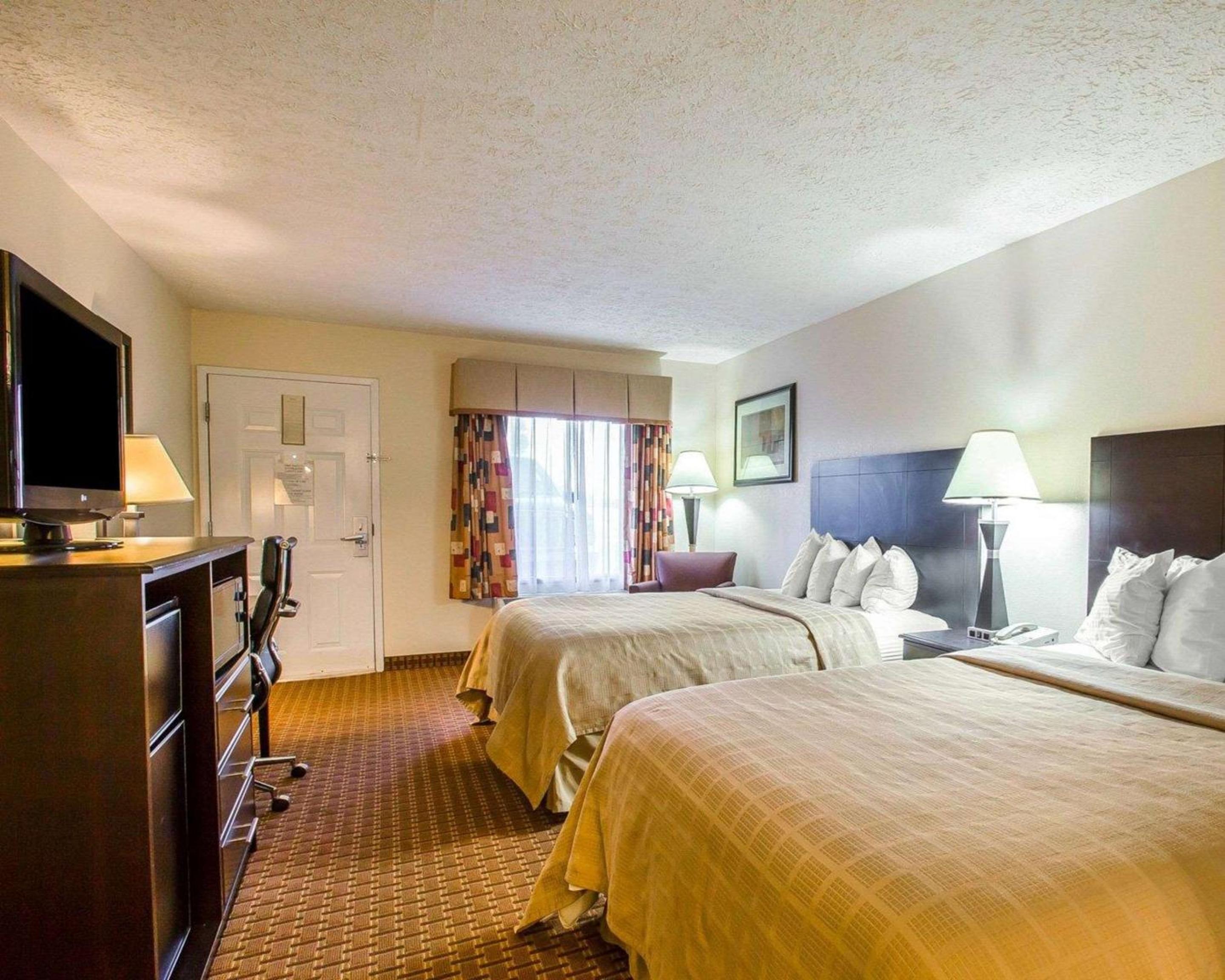 Queen Room with Two Queen Beds - Non-Smoking - Photo 3