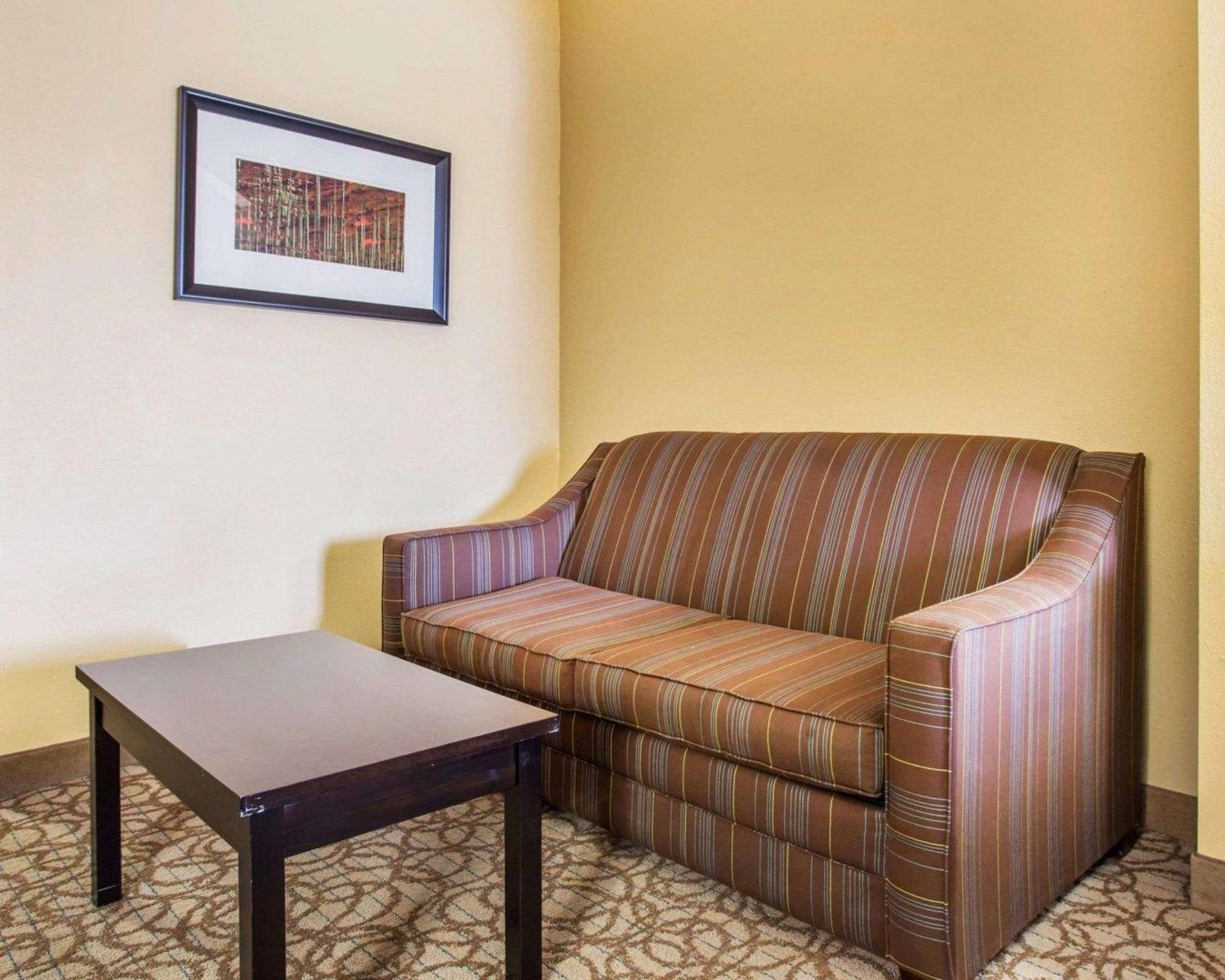 King Suite - Non-Smoking - Photo 10
