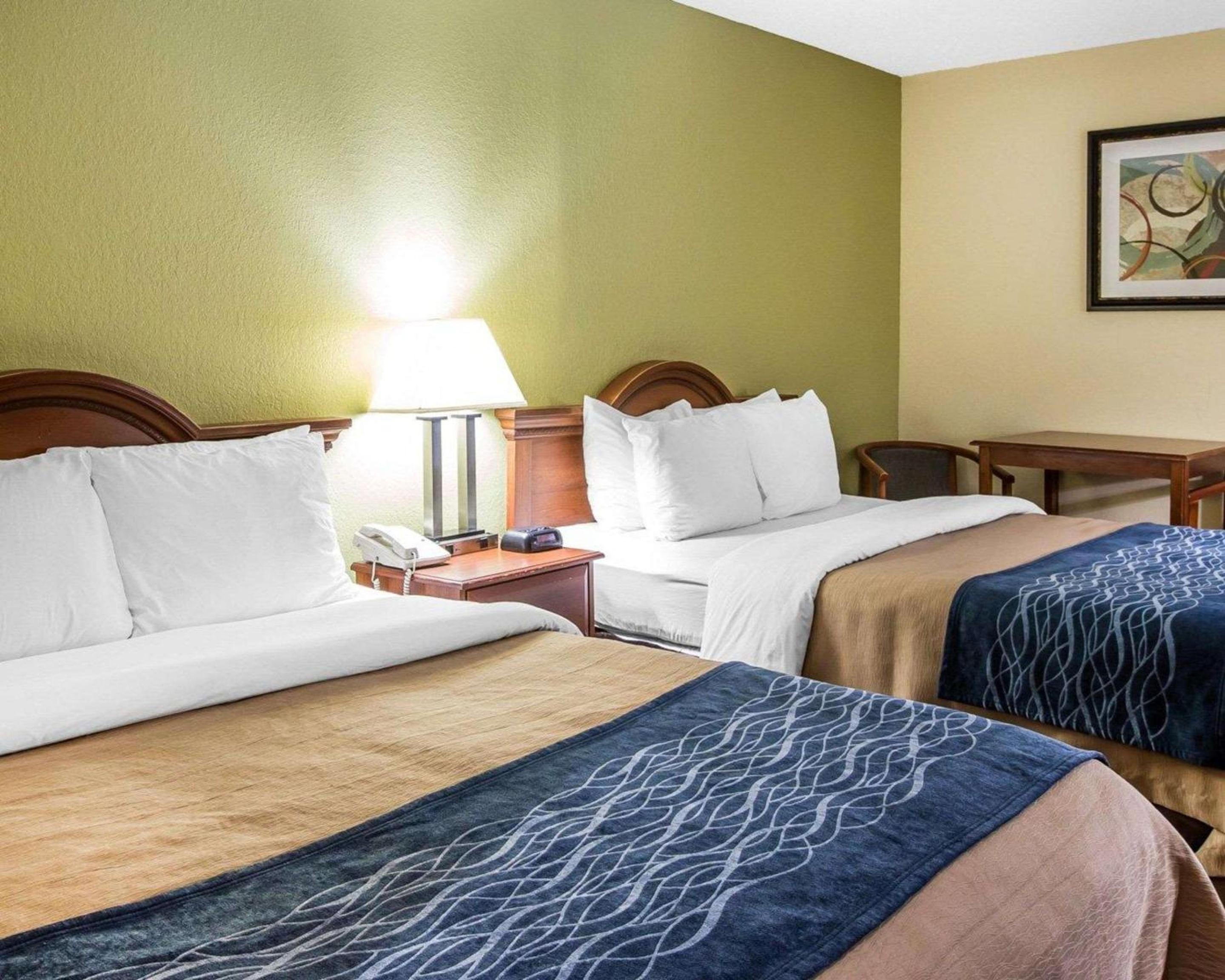 Queen Room with Two Queen Beds - Non-Smoking - Photo 3