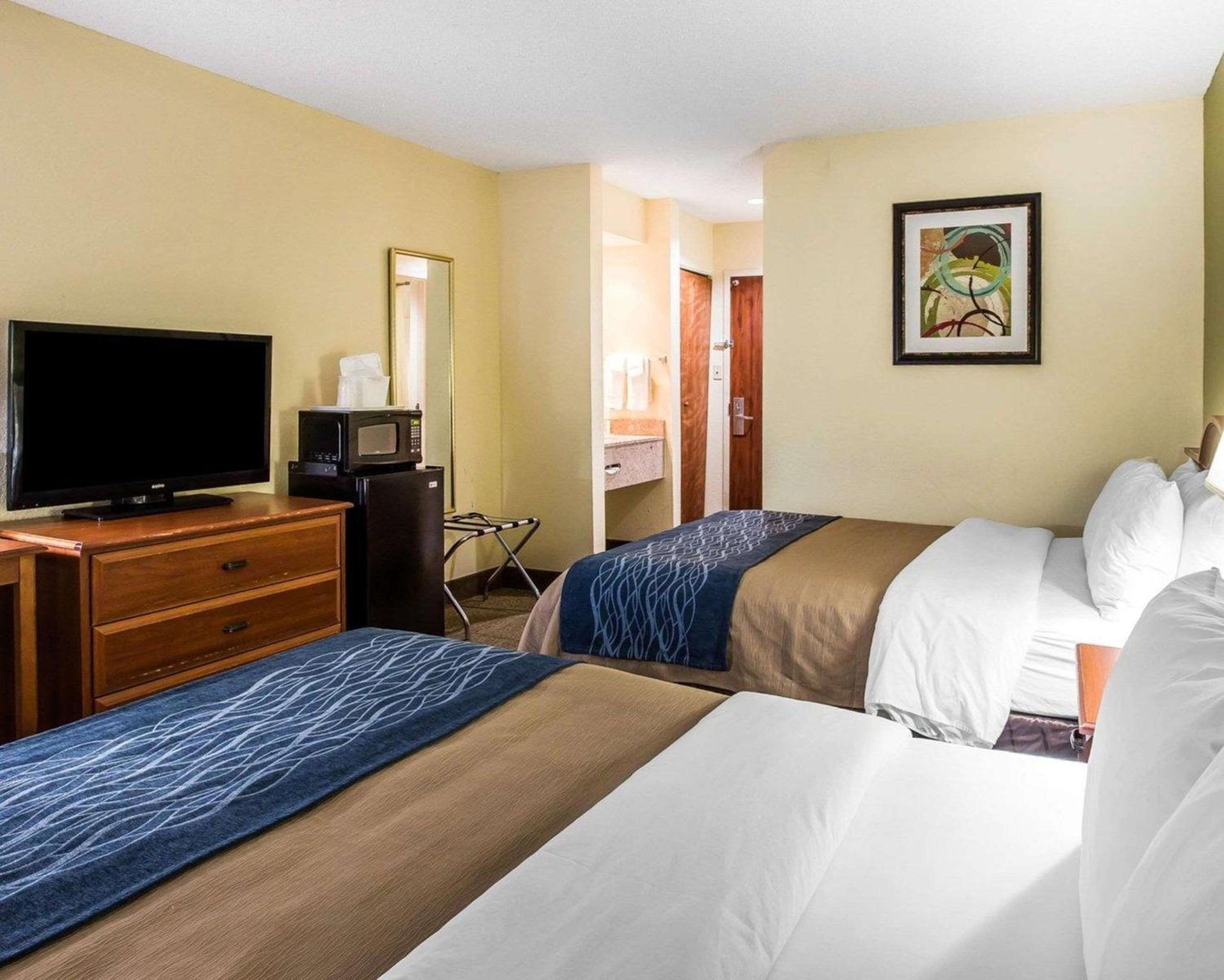 Queen Room with Two Queen Beds - Non-Smoking - Photo 2