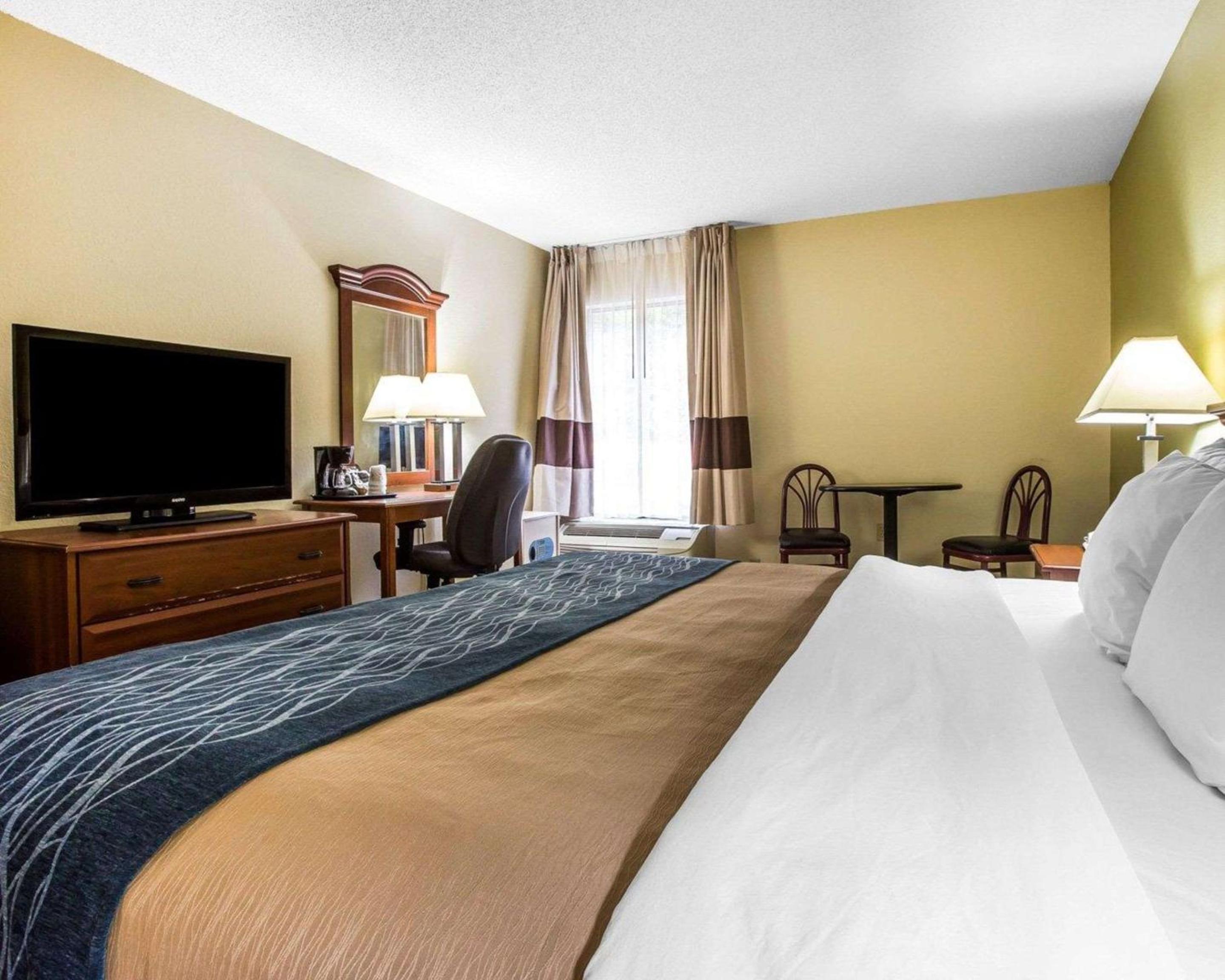 King Room - Non-Smoking - Photo 3