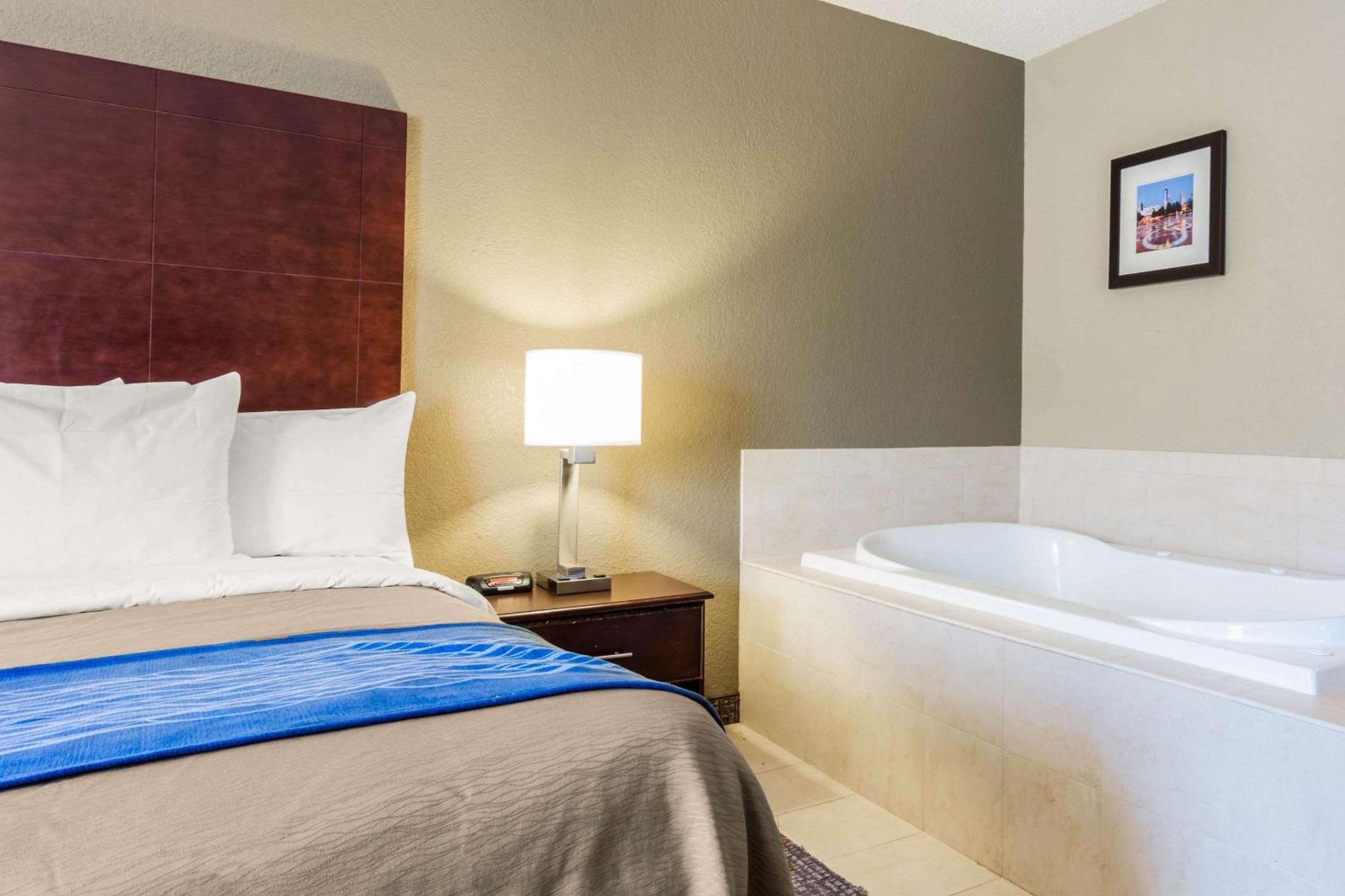 Queen Room with Two Queen Beds - Accessible/Non-Smoking  - Photo 6