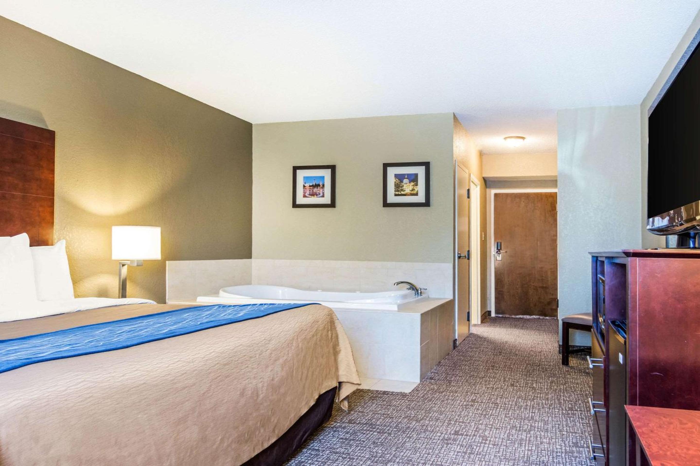Queen Room with Two Queen Beds - Accessible/Non-Smoking  - Photo 5