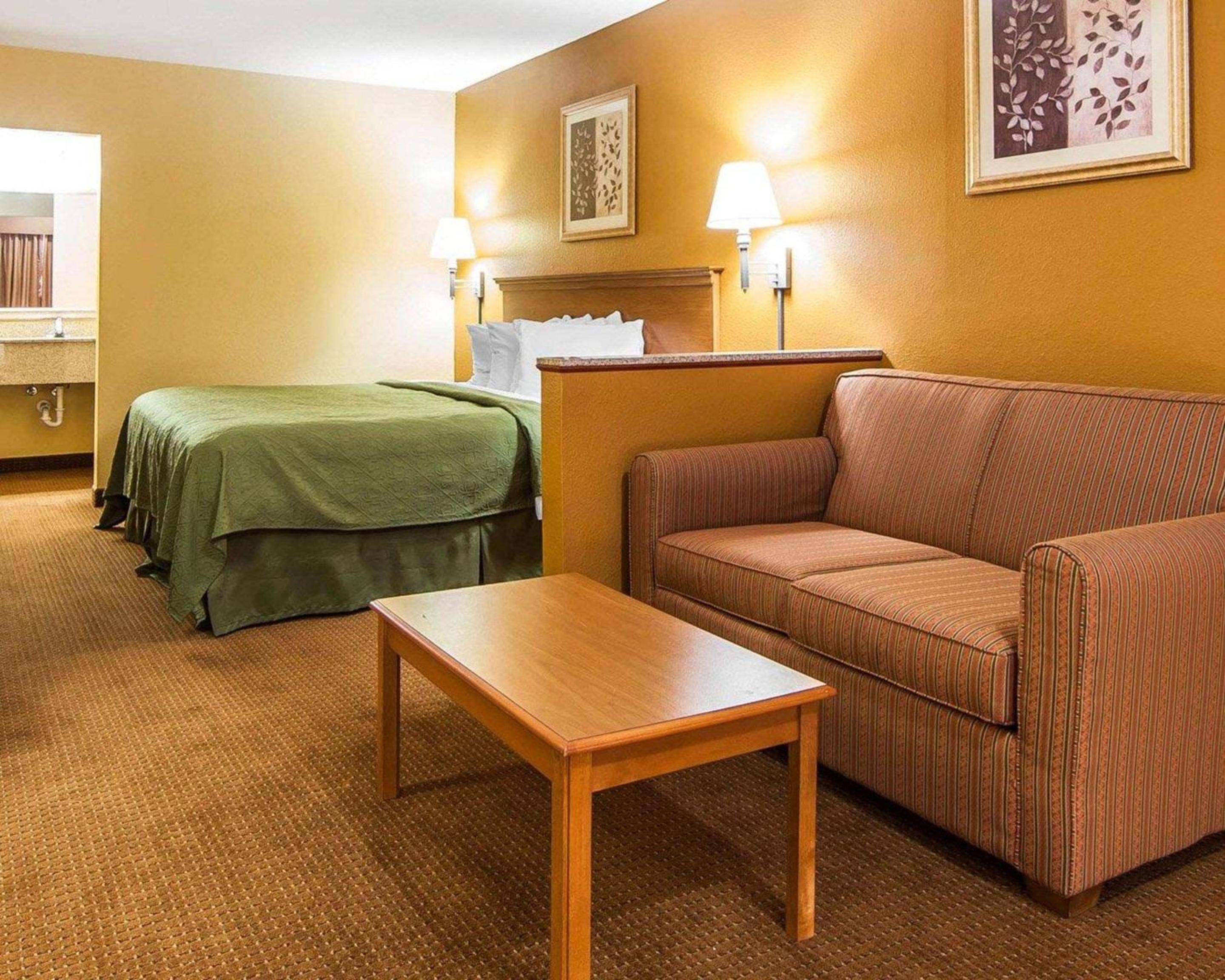 King Suite with Sofa Bed - Smoking - Photo 4