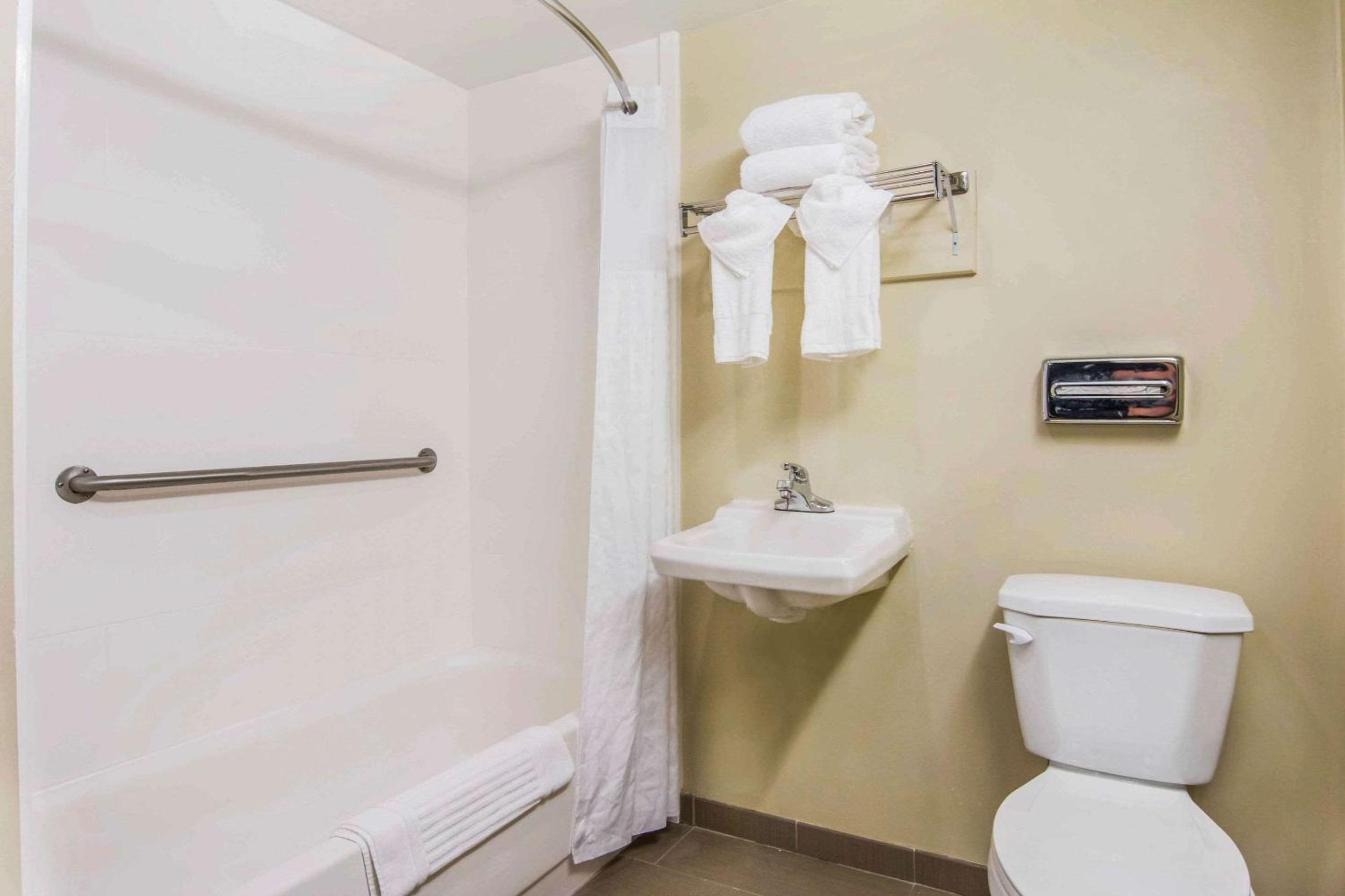Queen Room with Two Queen Beds - Accessible/Non-Smoking  - Photo 7