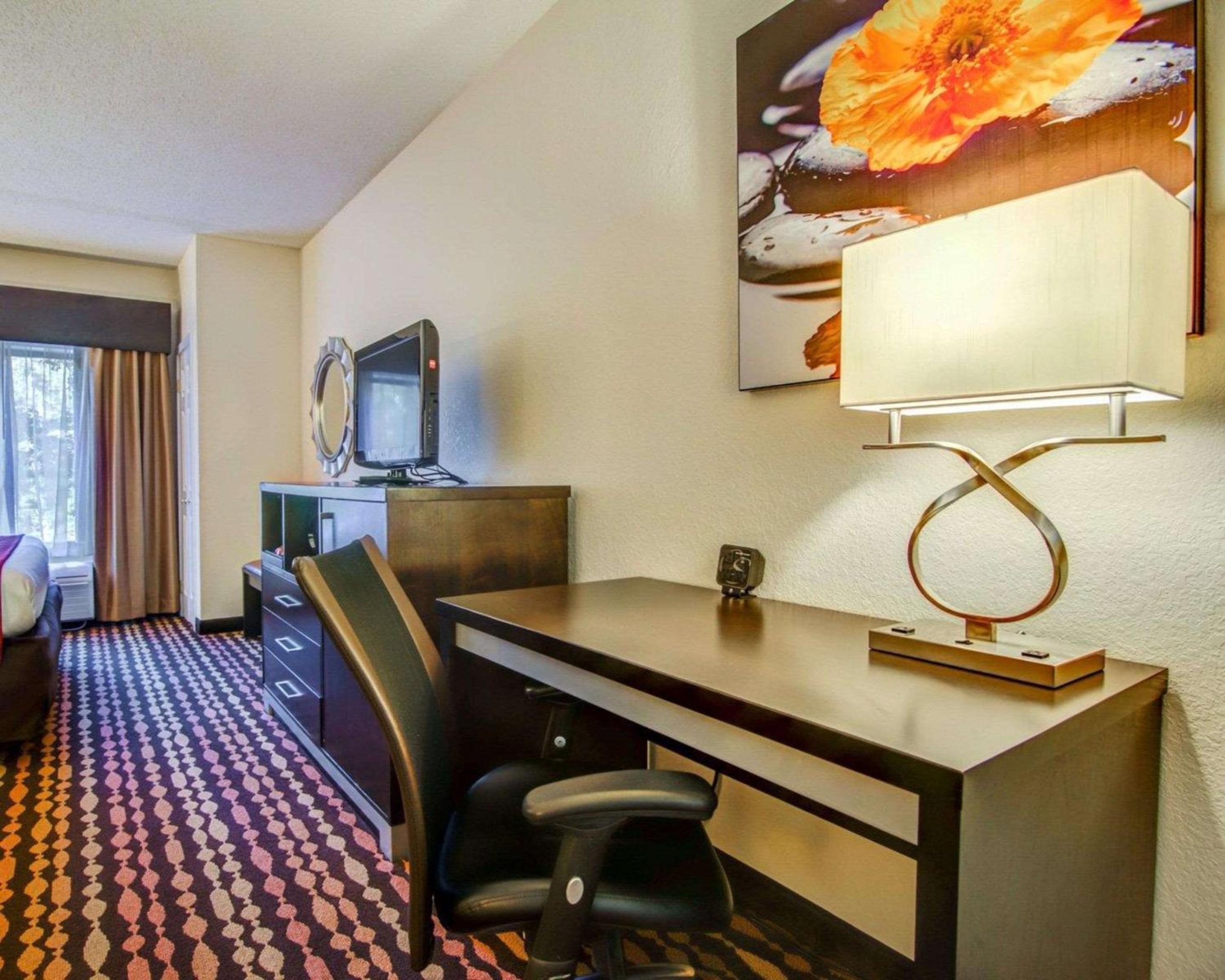 King Suite - Non-Smoking photo 3