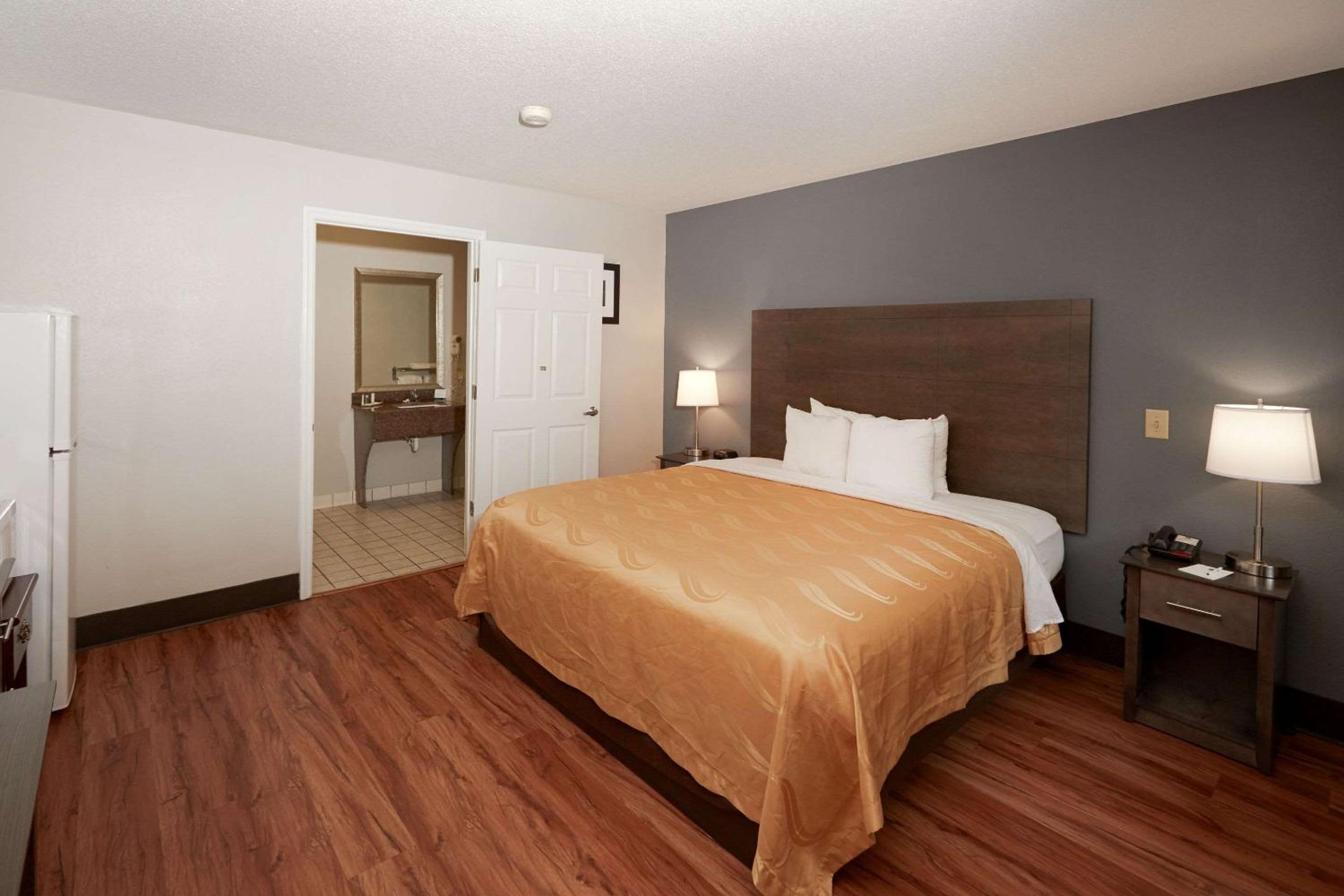King Room - Non Smoking - Photo 1
