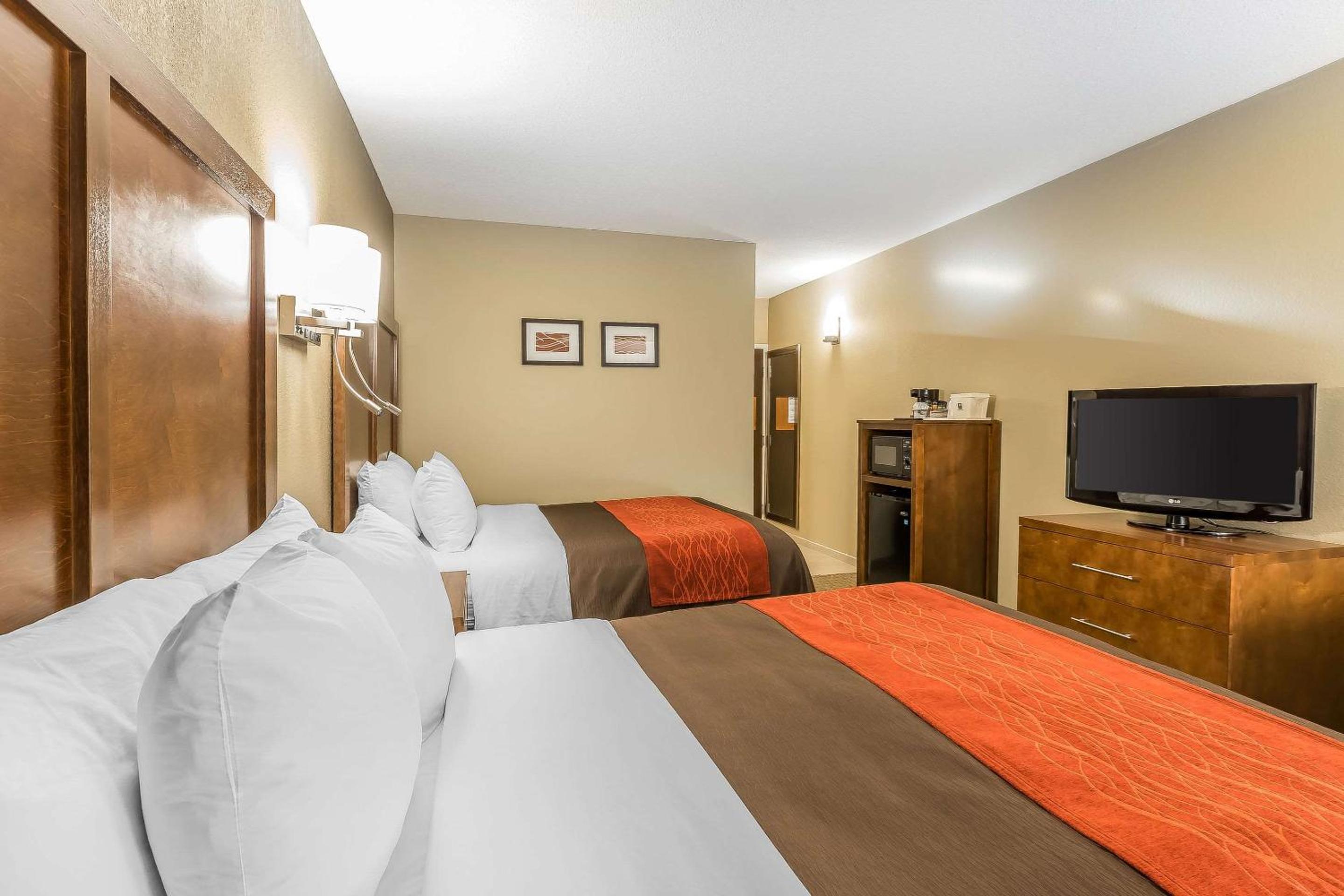 Queen Room with Two Queen Beds - Non-Smoking - Photo 1