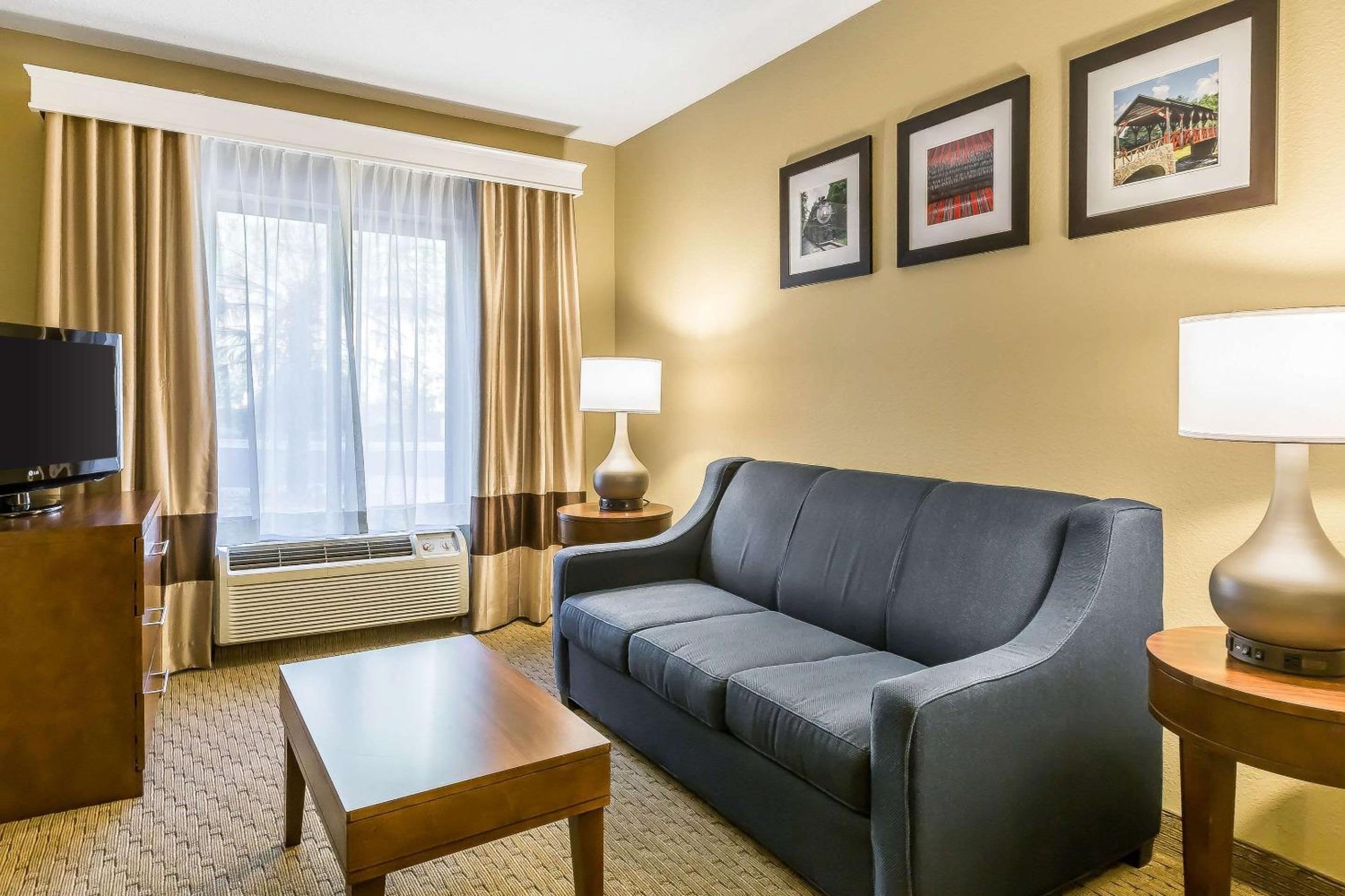 King Suite - Non-Smoking - Photo 2