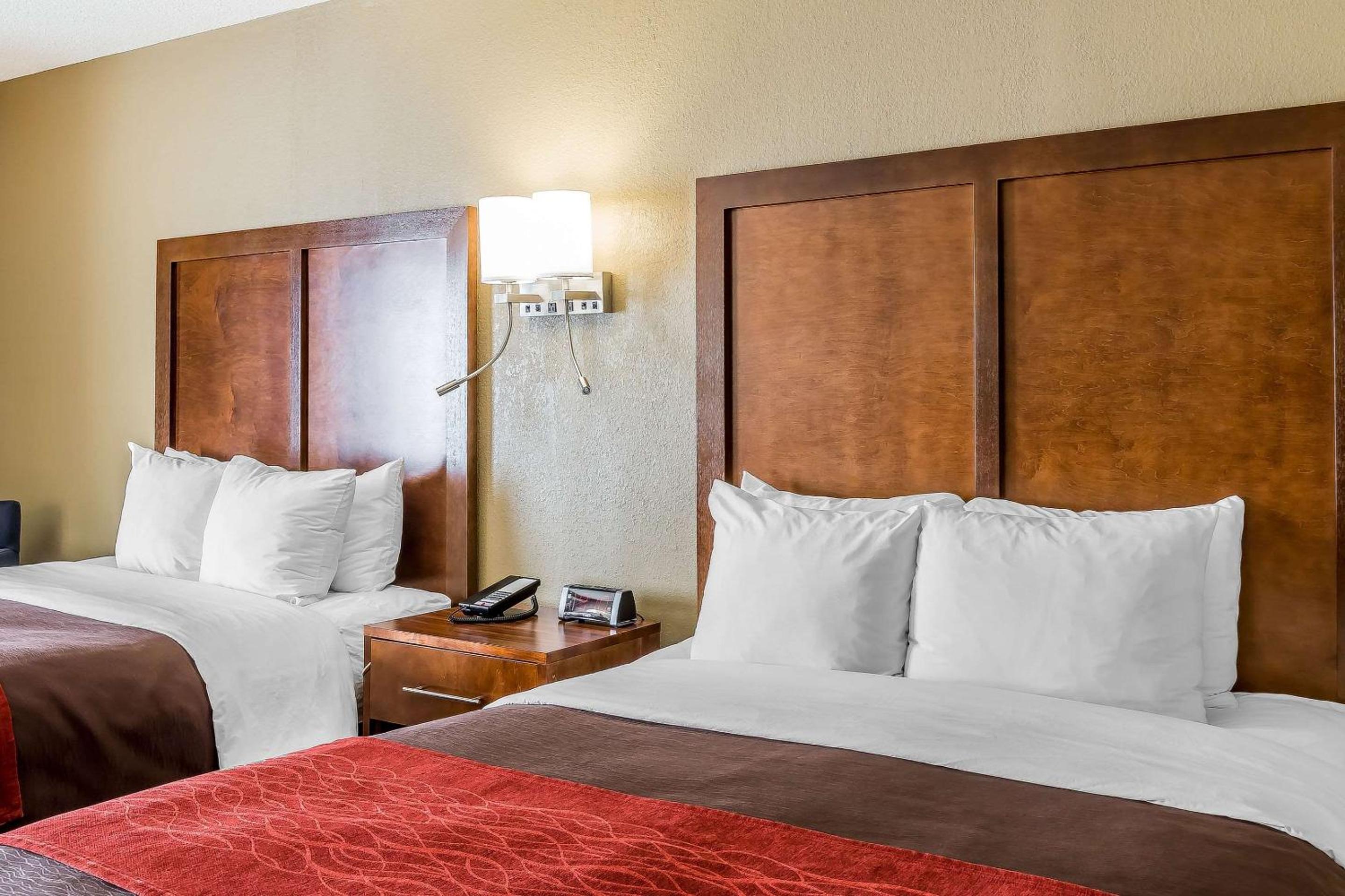 Queen Room with Two Queen Beds - Non-Smoking - Photo 2