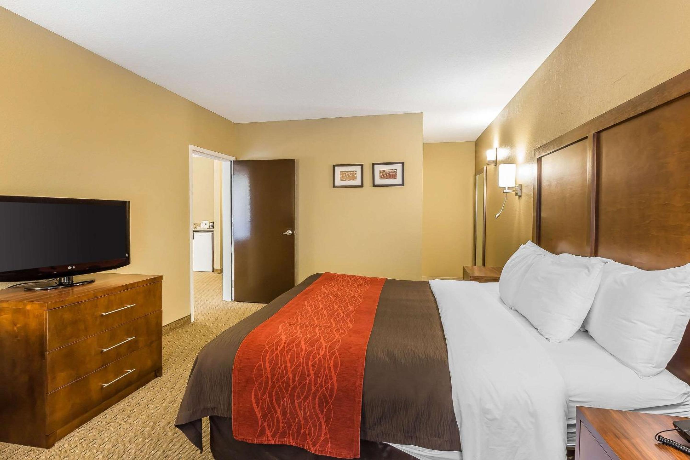 King Suite - Non-Smoking - Photo 3