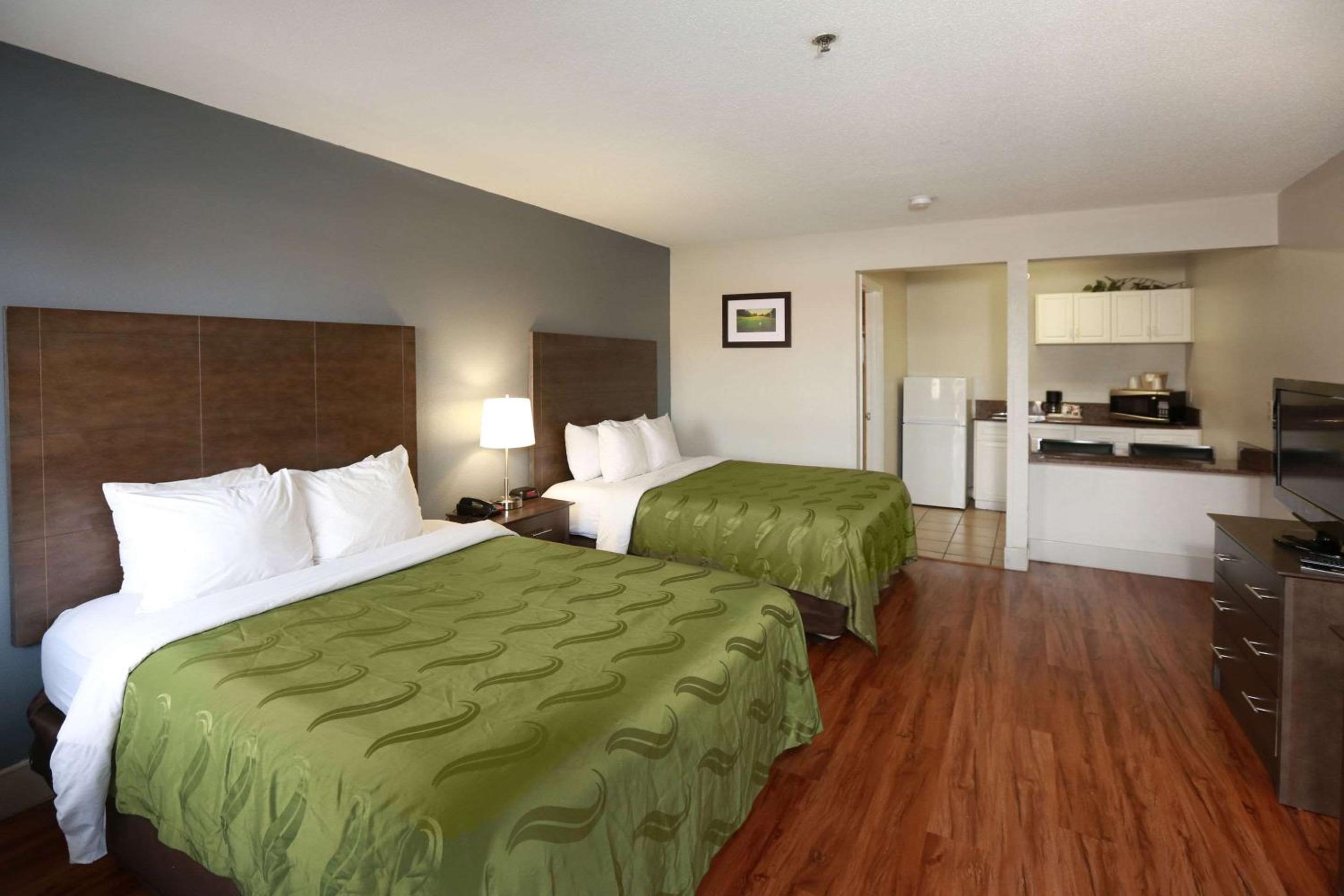 Efficiency Queen Room with Two Queen Beds - Non Smoking  - Photo 1