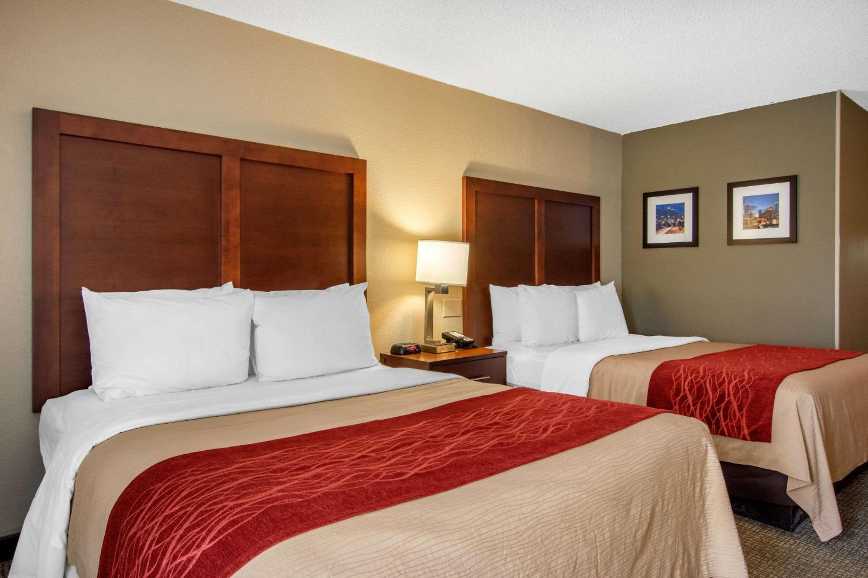 Queen Room with Two Queen Beds - Non-Smoking - Photo 4