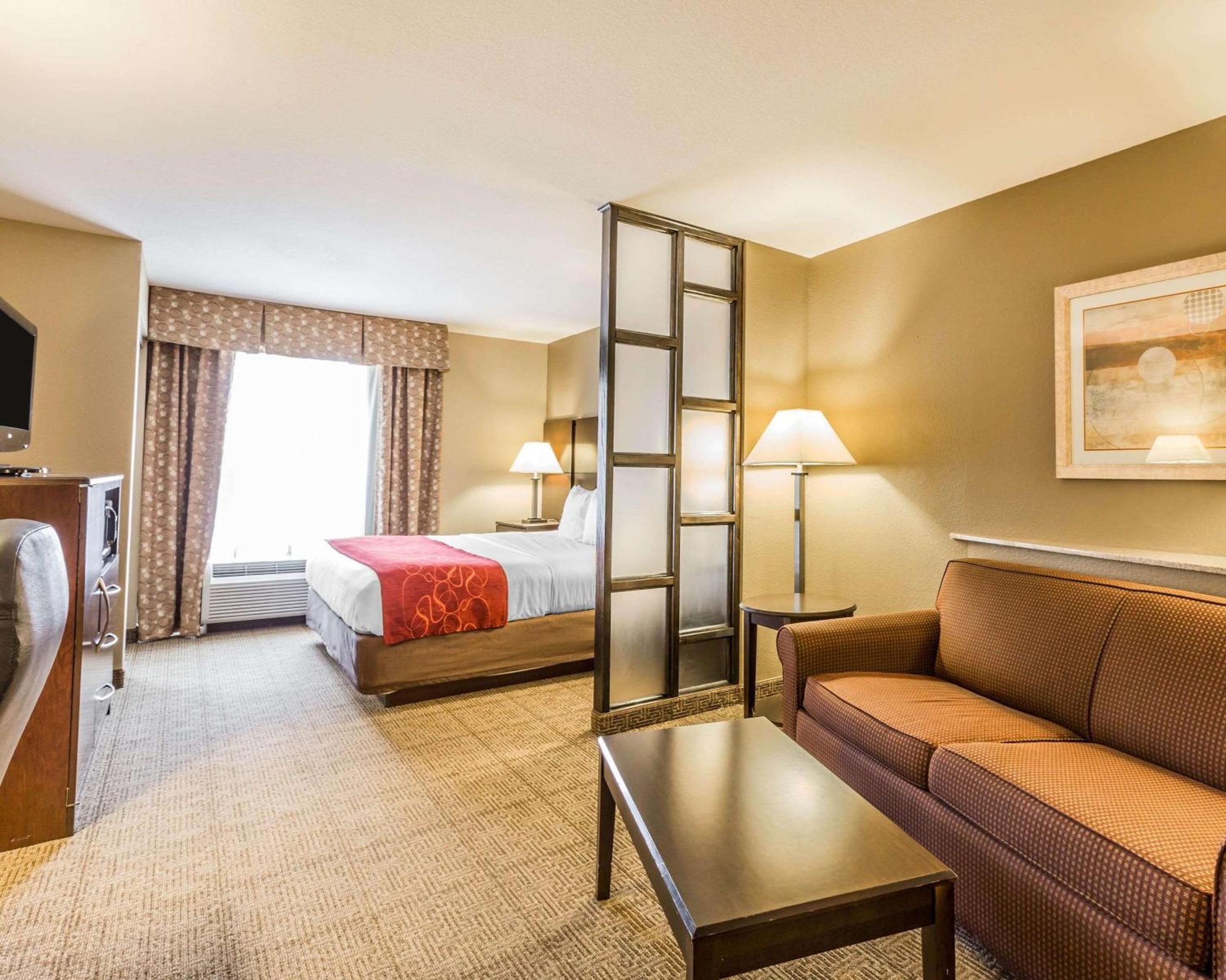 King Suite - Non-Smoking - Photo 3