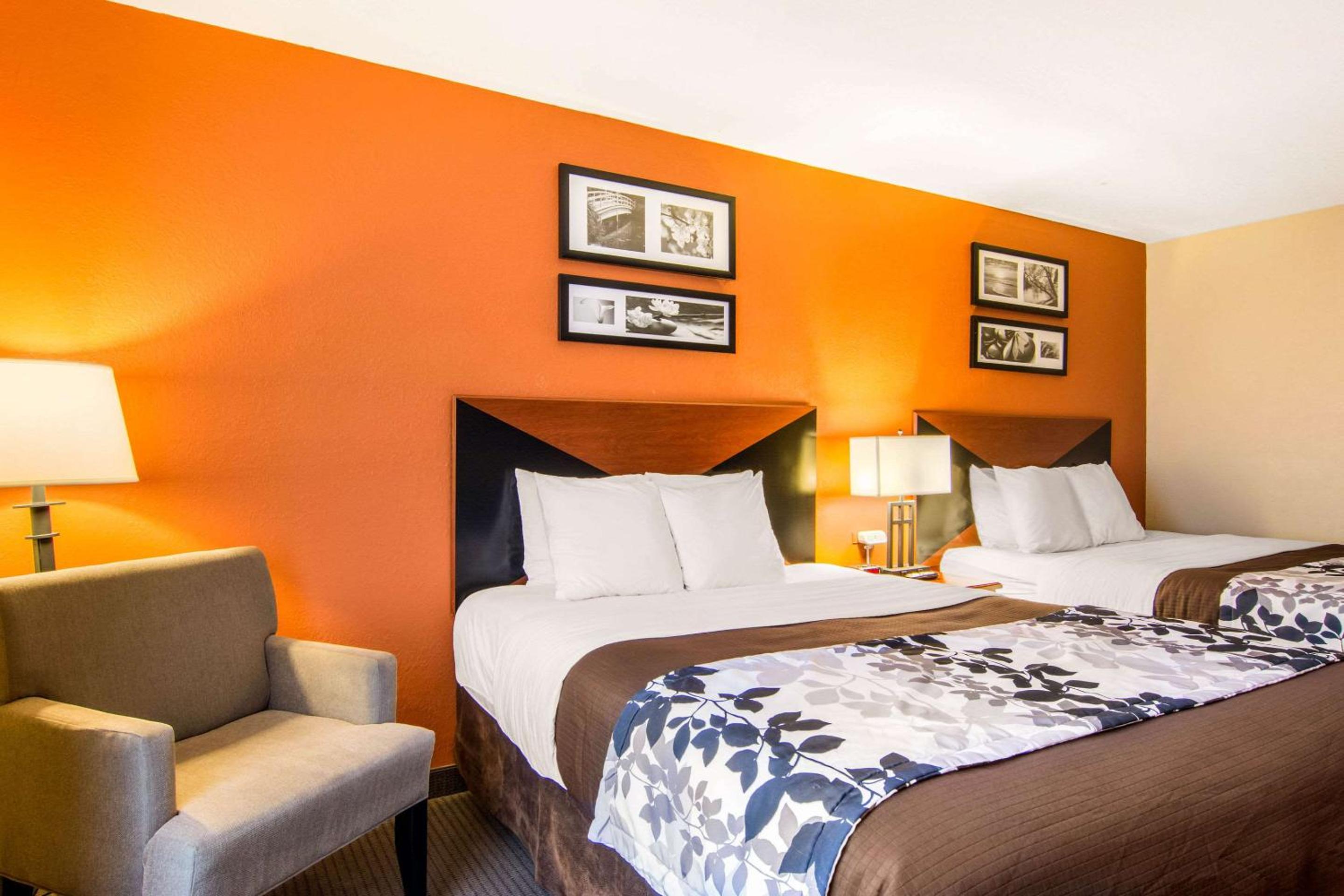 Queen Room with Two Queen Beds - Non Smoking - Photo 4