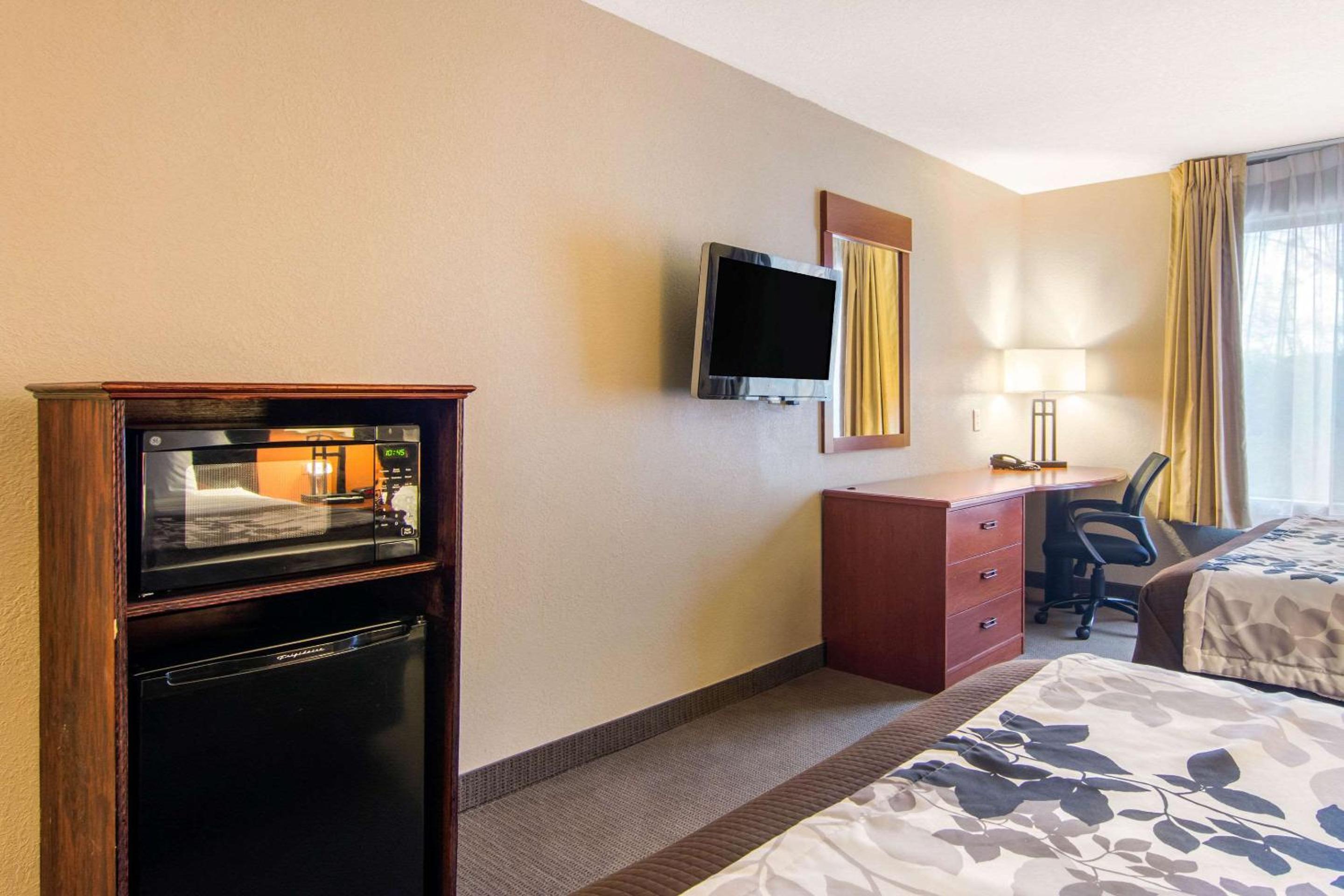 Queen Room with Two Queen Beds - Non Smoking - Photo 2