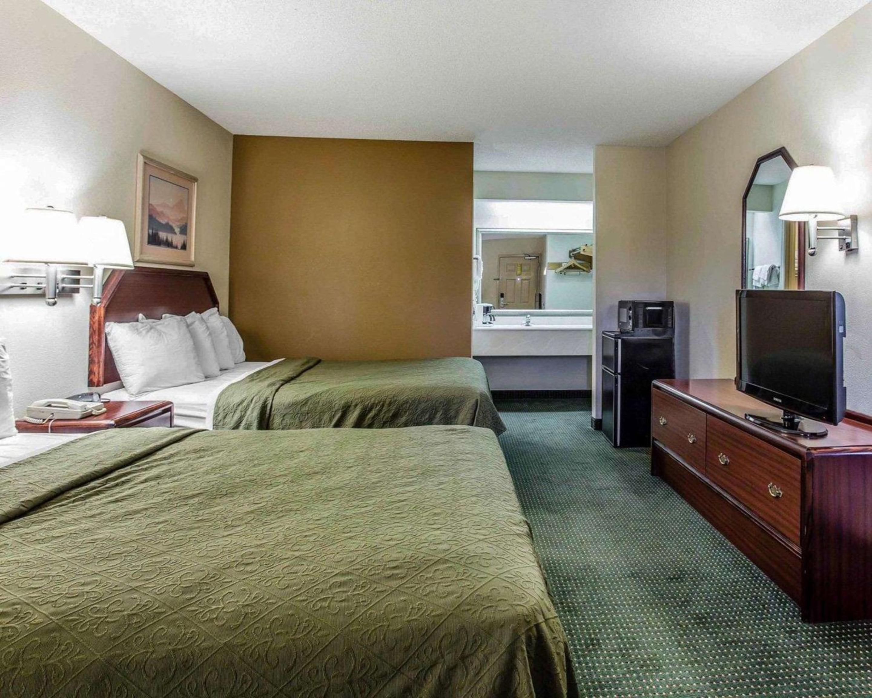Queen Room with Two Queen Beds - Non-Smoking - Photo 1