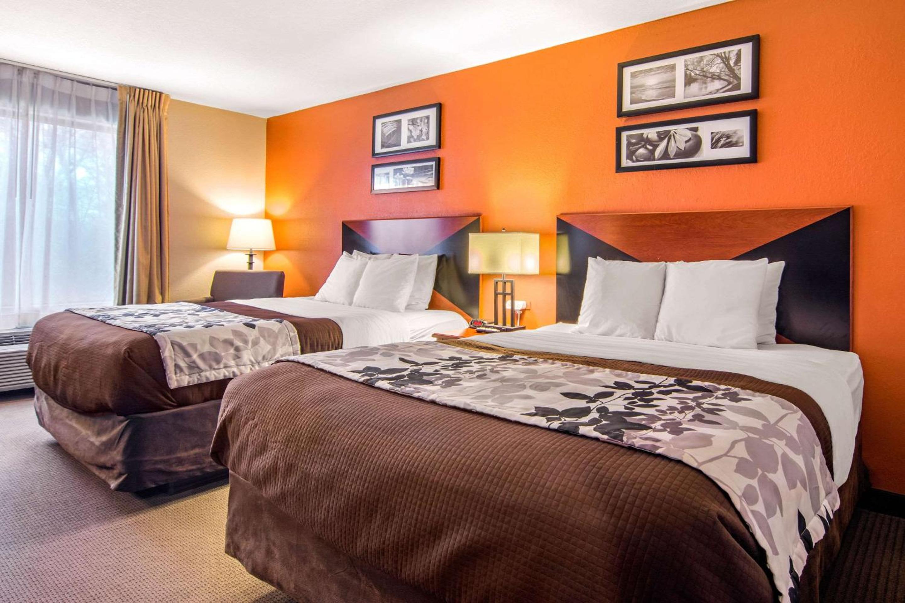Queen Room with Two Queen Beds - Non Smoking - Photo 3