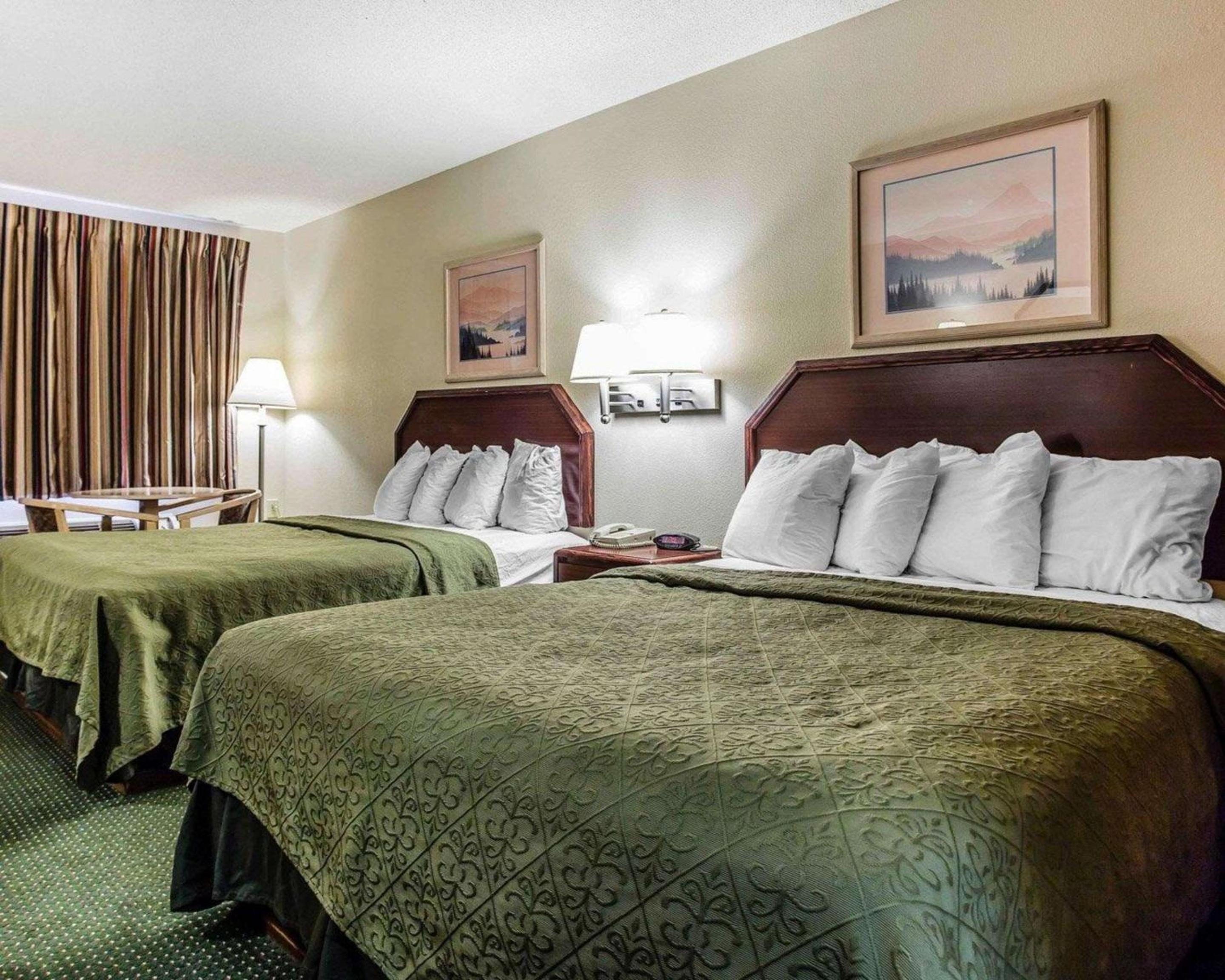 Queen Room with Two Queen Beds - Non-Smoking - Photo 4