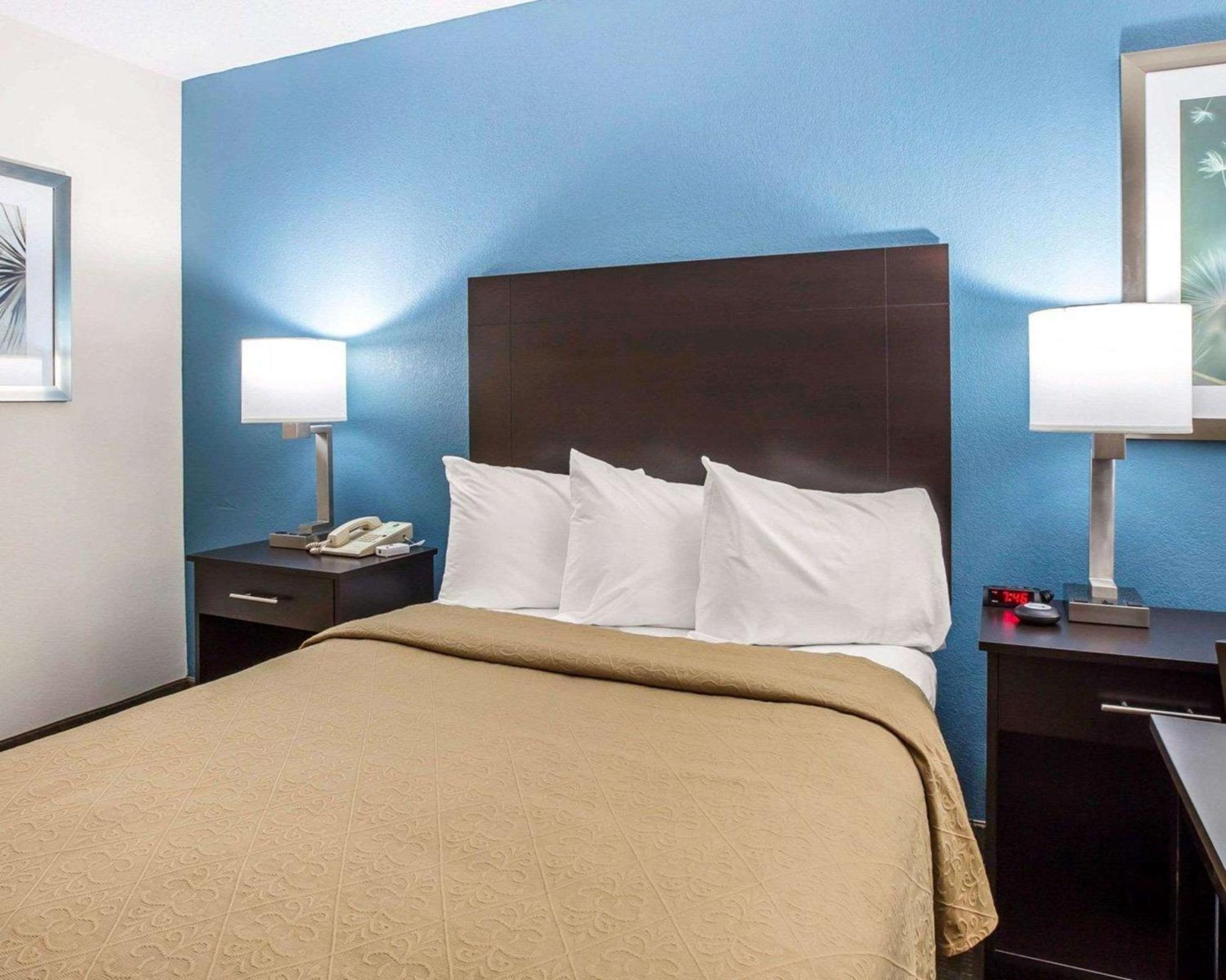 Queen Room with One Queen Bed (Non Smoking) (Accessible) photo 1