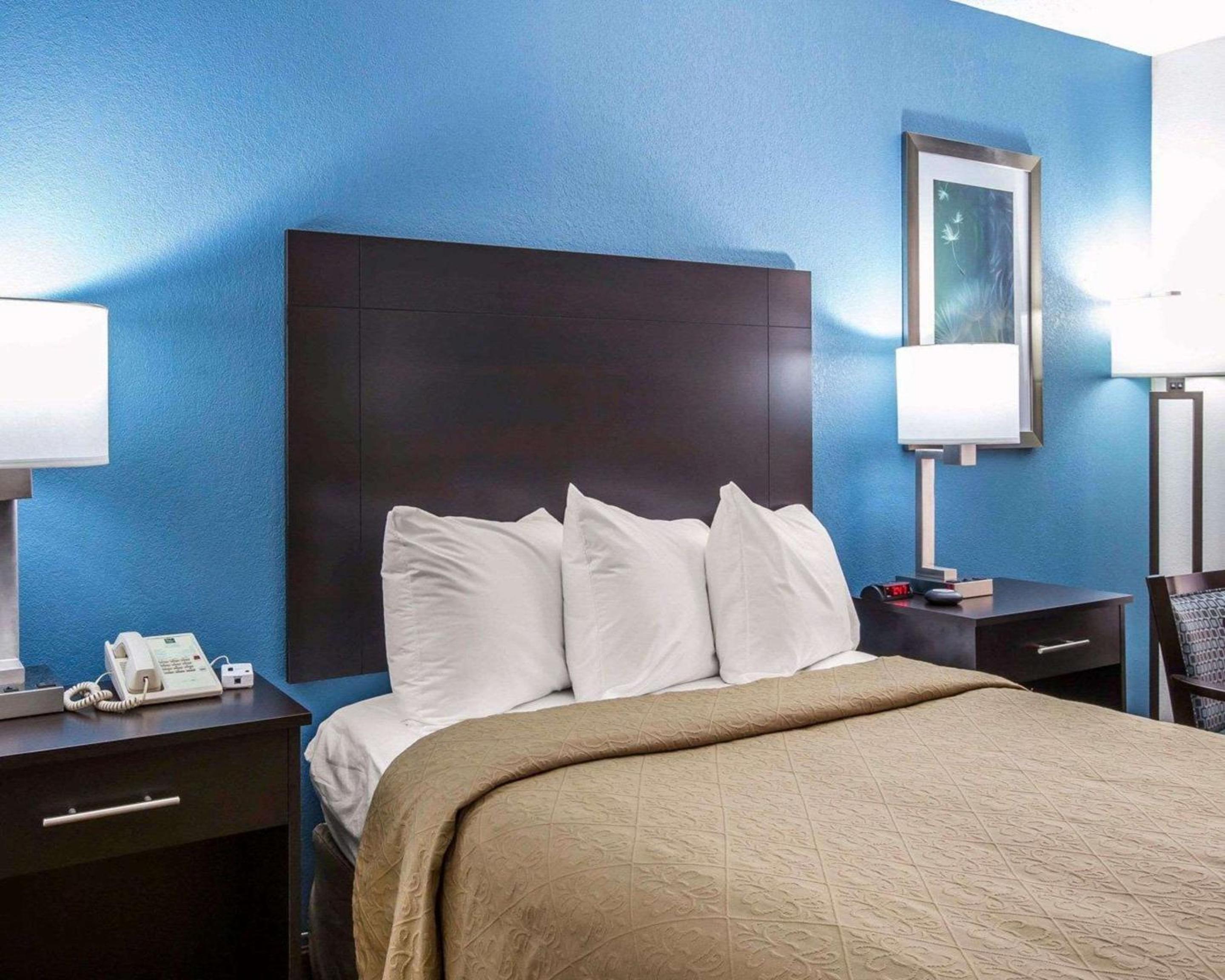 Queen Room with One Queen Bed (Non Smoking) (Accessible) photo 2
