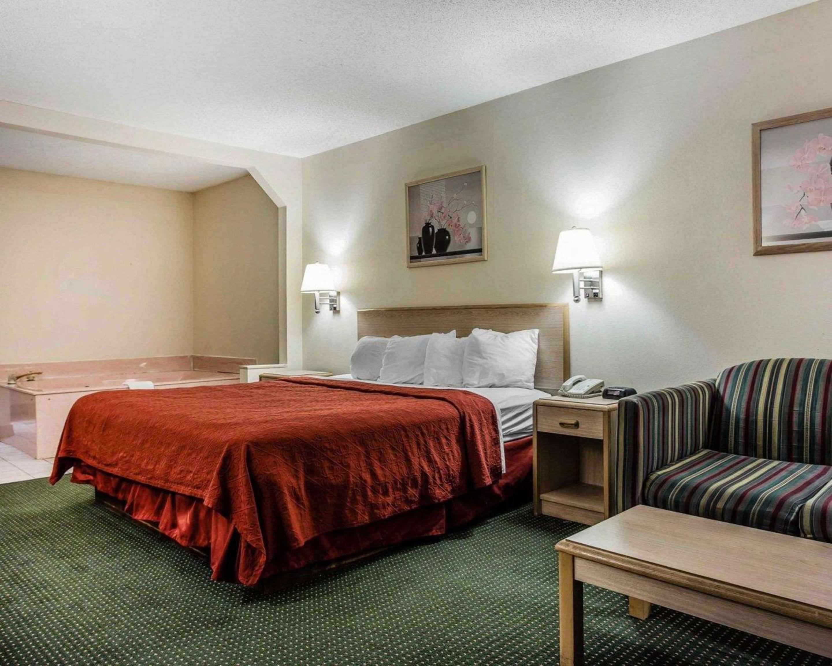 King Room - Non-Smoking - Photo 4