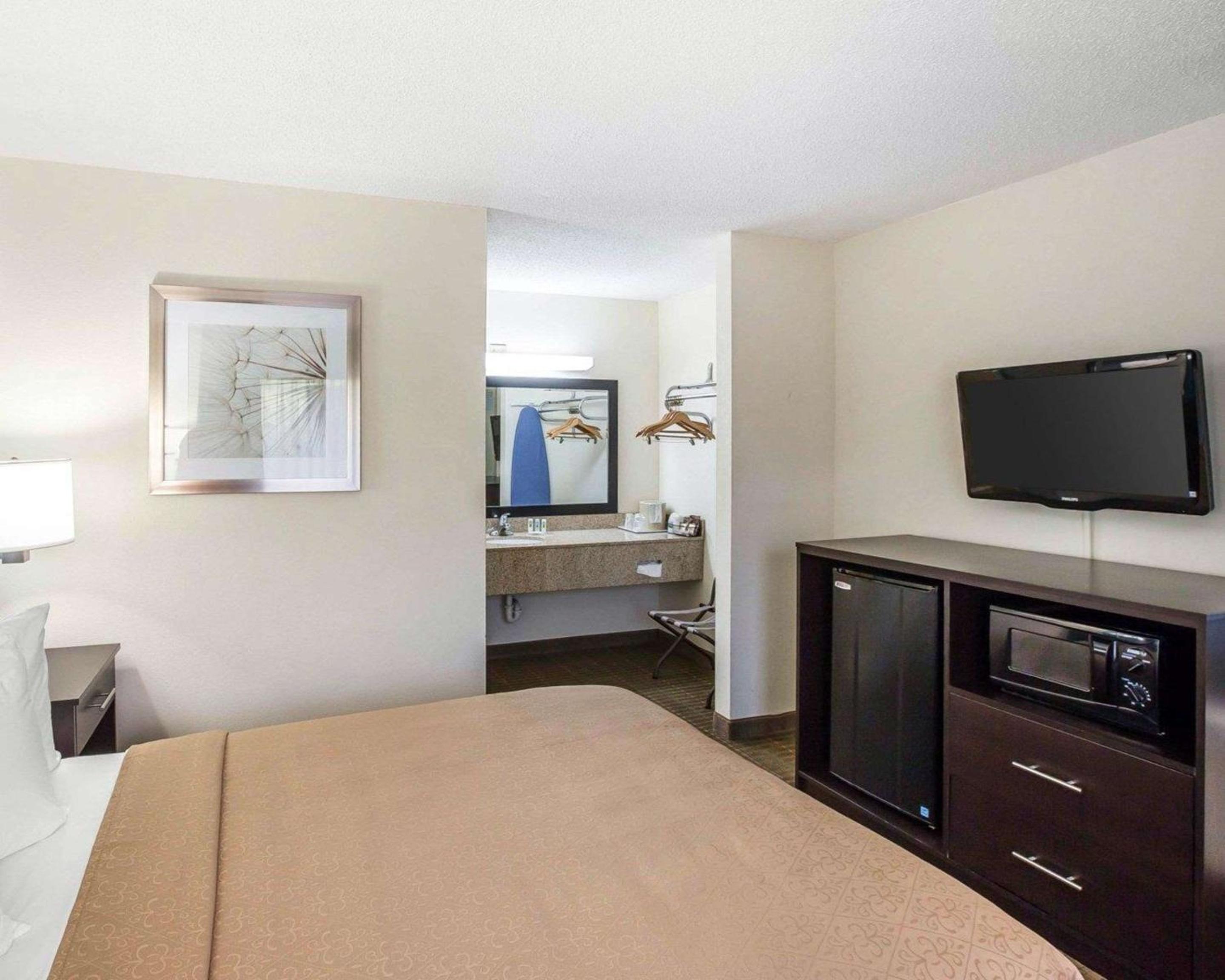 Queen Room with One Queen Bed (Non Smoking) (Accessible) photo 3