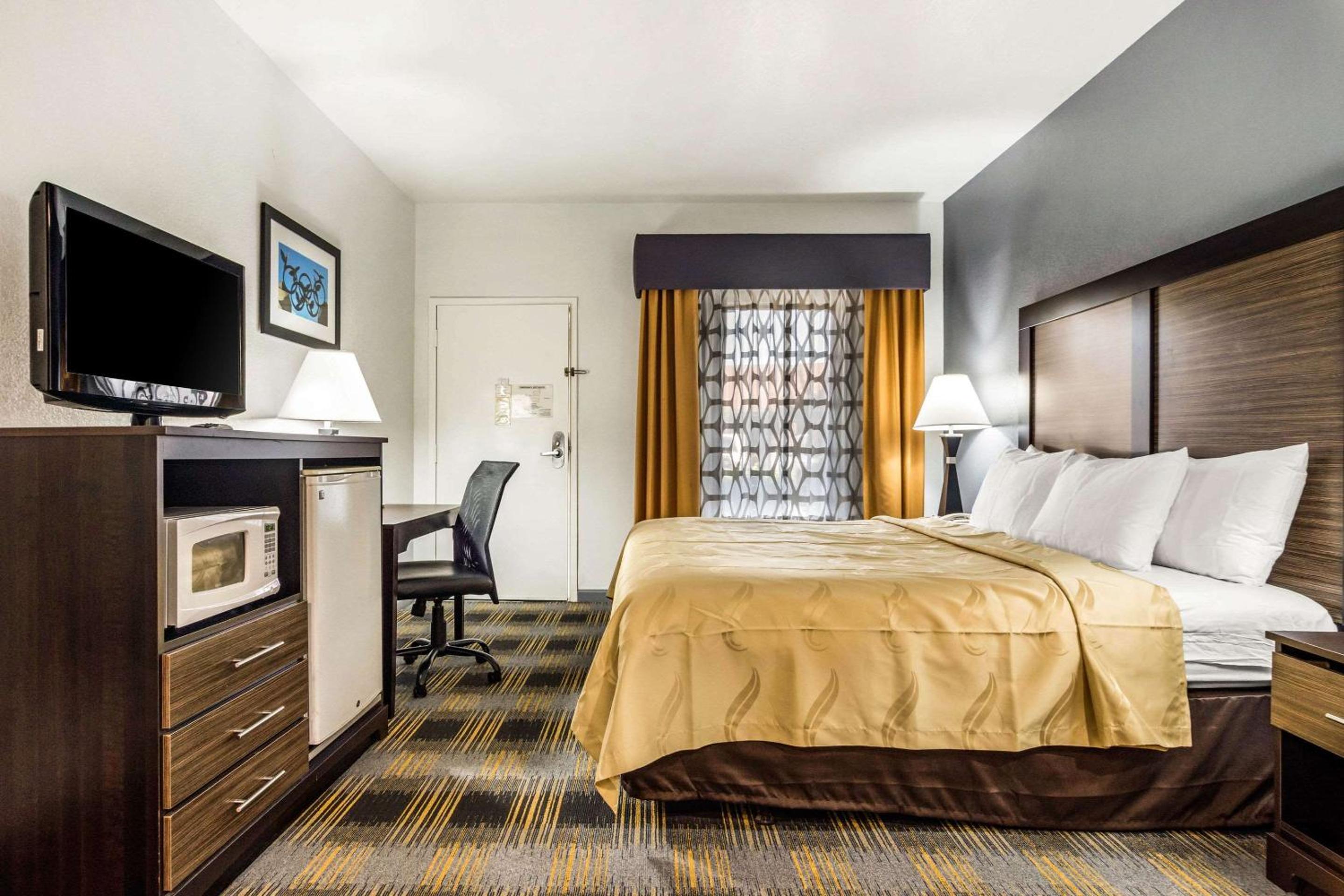 King Room - Accessible/Non-Smoking photo 2