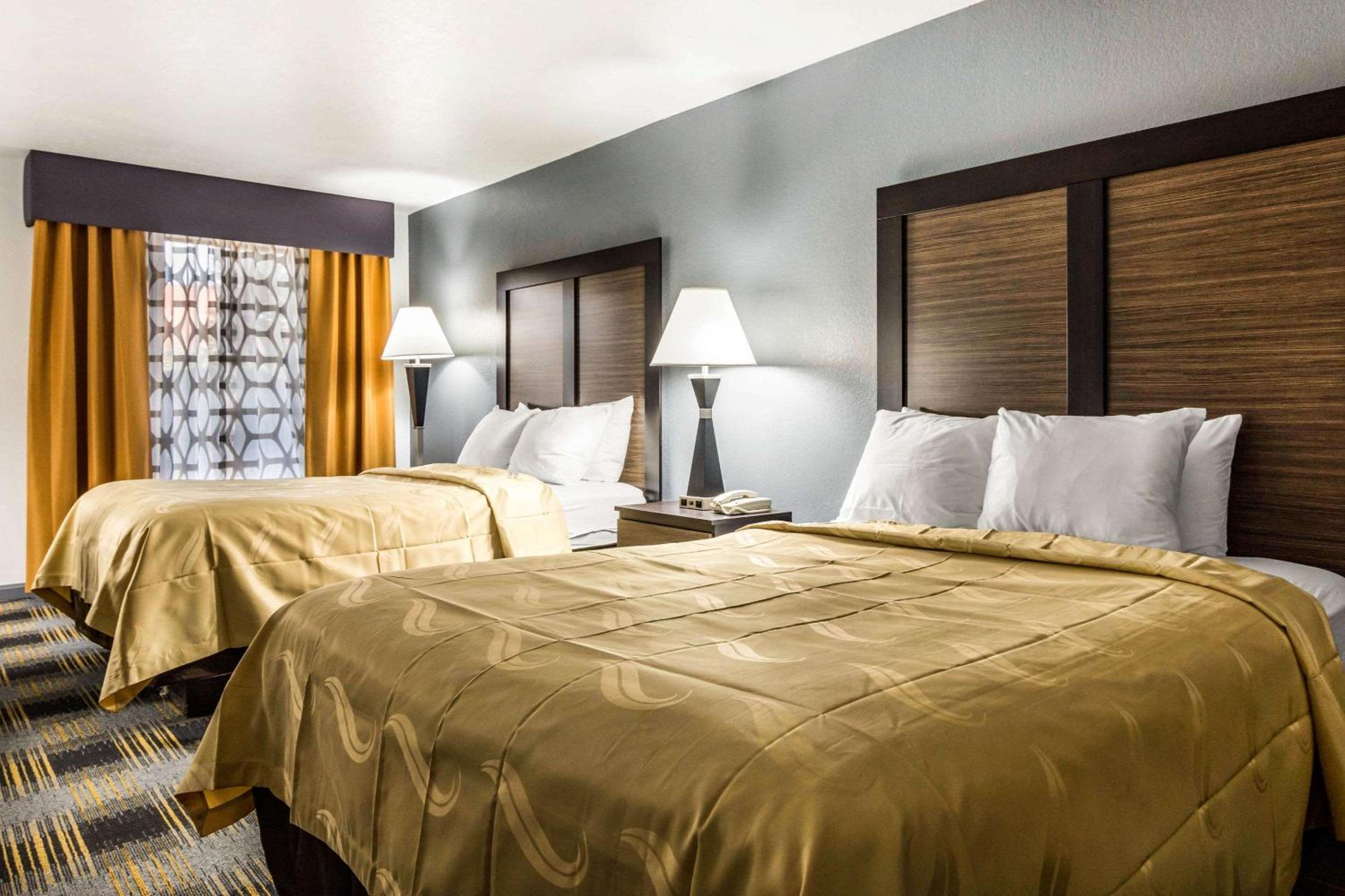 Queen Room with Two Queen Beds - Non-Smoking photo 2