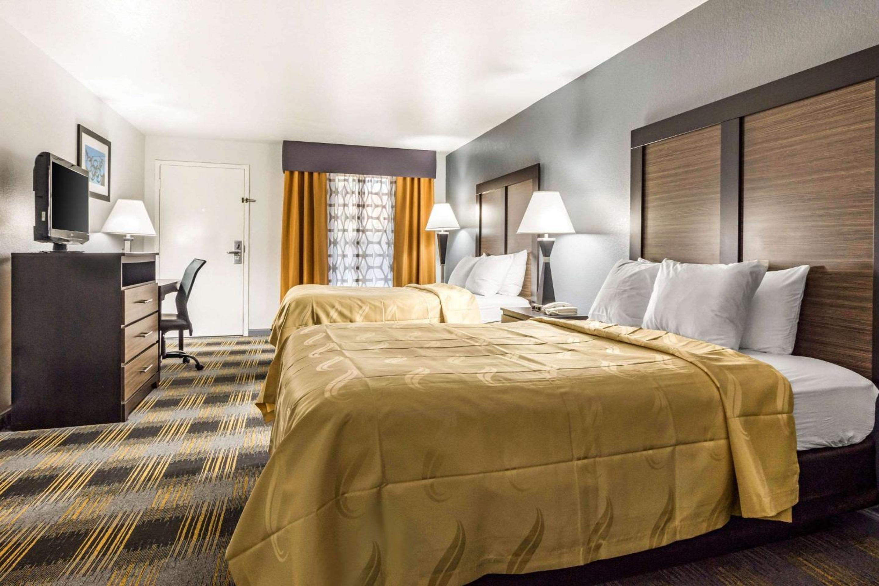 Queen Room with Two Queen Beds - Non-Smoking photo 3