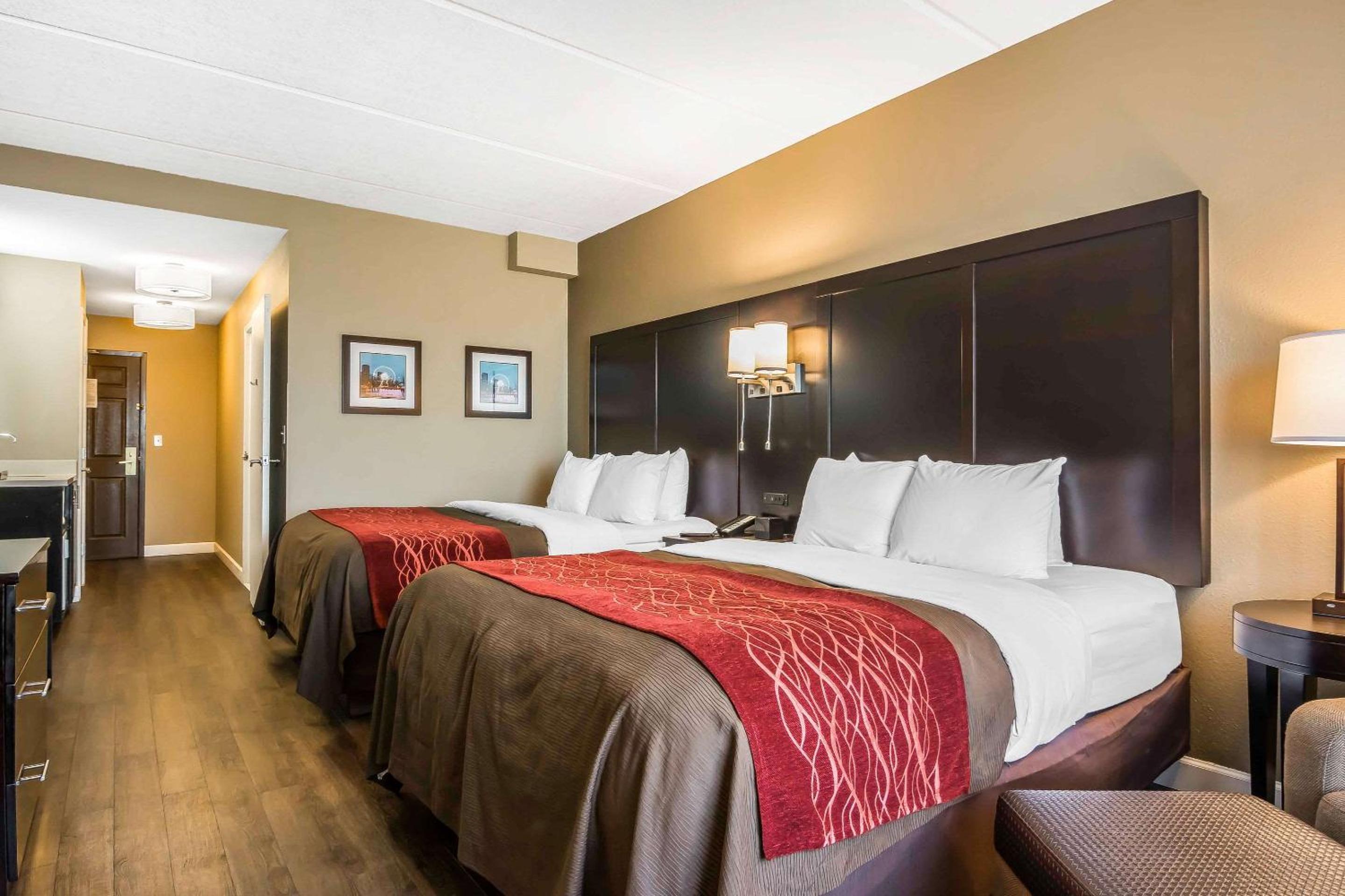 Queen Room with Two Queen Beds - Non-Smoking - Photo 5