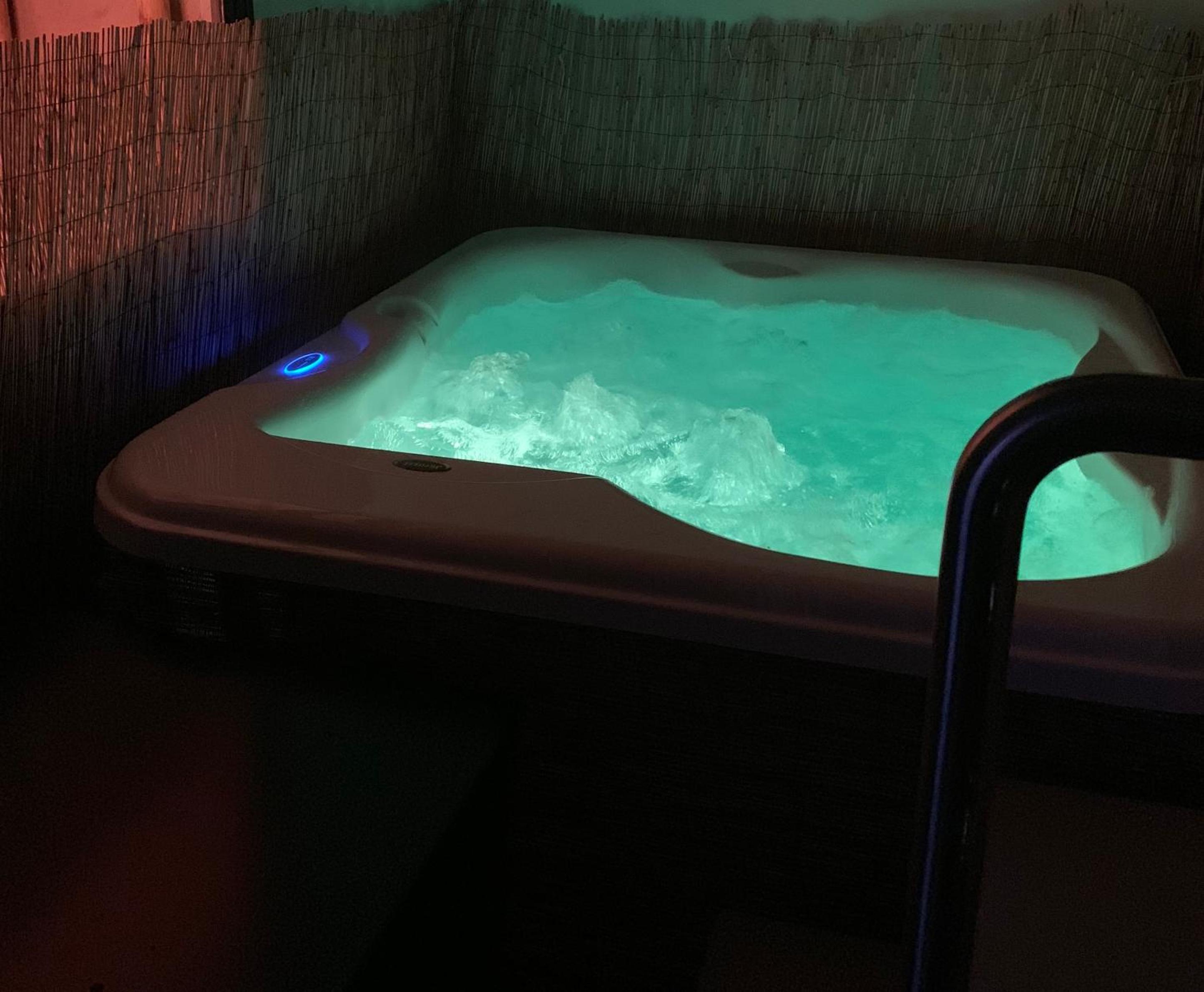 Deluxe Double Room with Spa Access - Photo 6