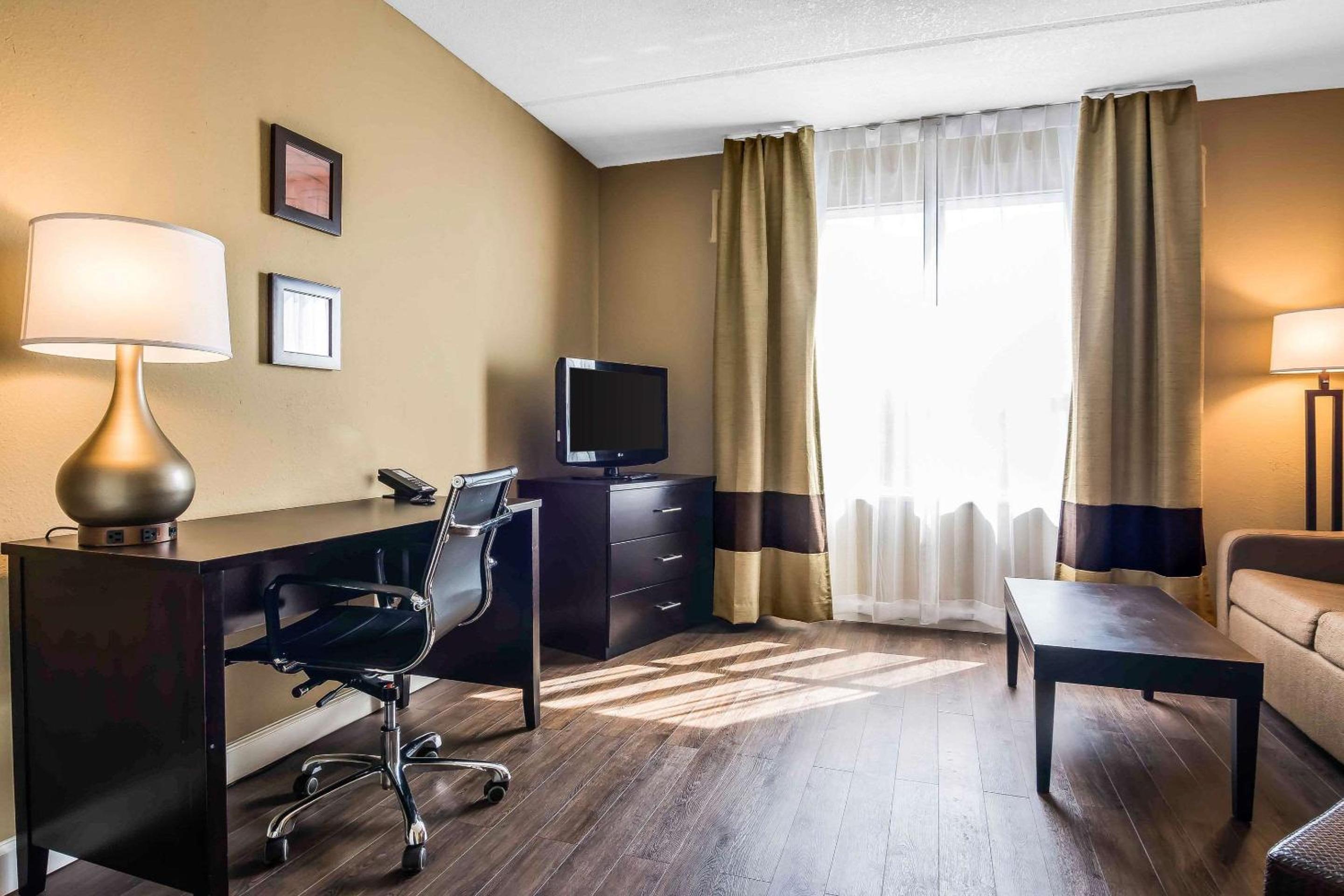 Queen Suite with Two Queen Beds and Sofa Bed - Photo 2