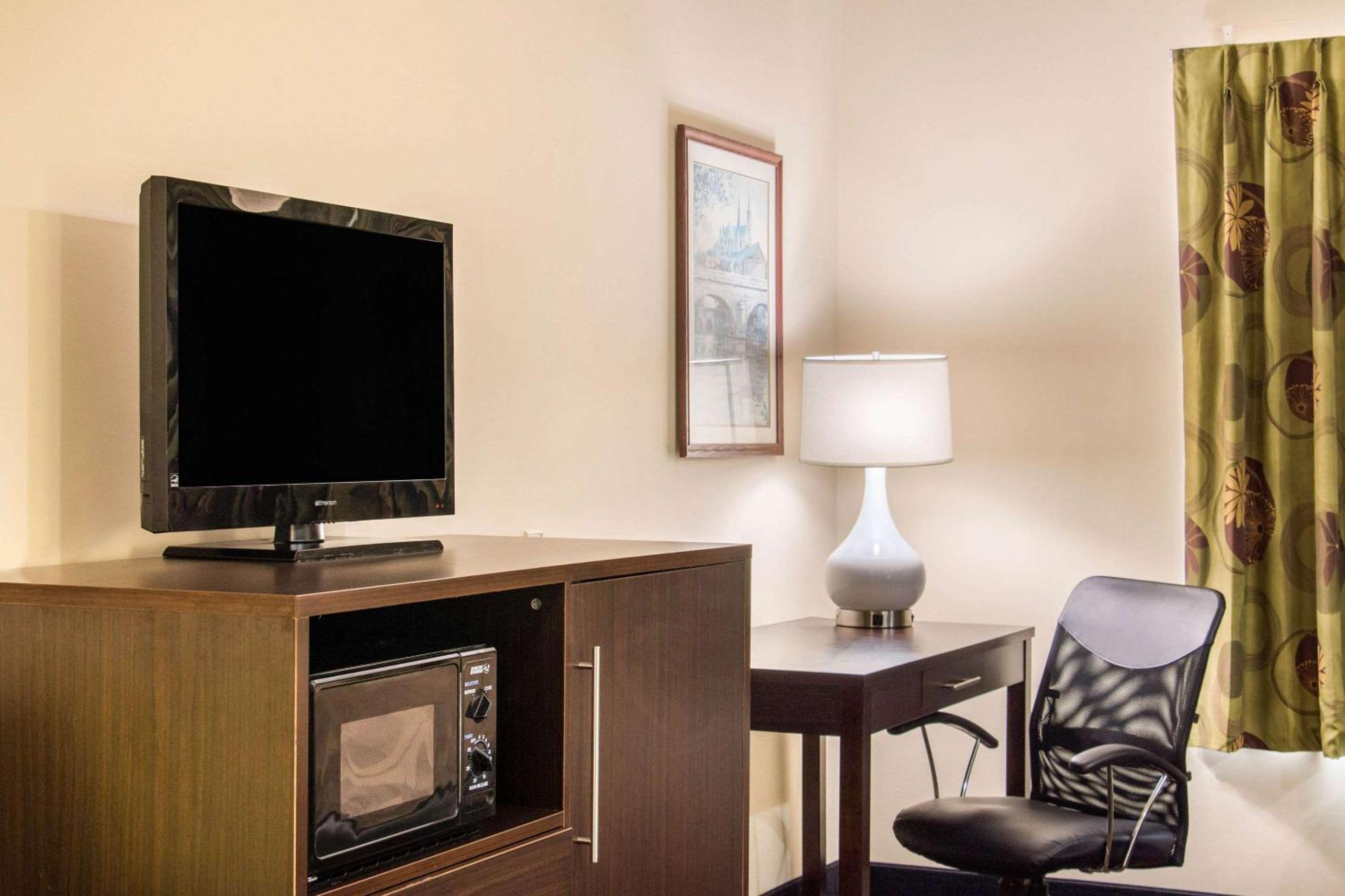 King Suite with Sofa Bed - Non-Smoking - Photo 6