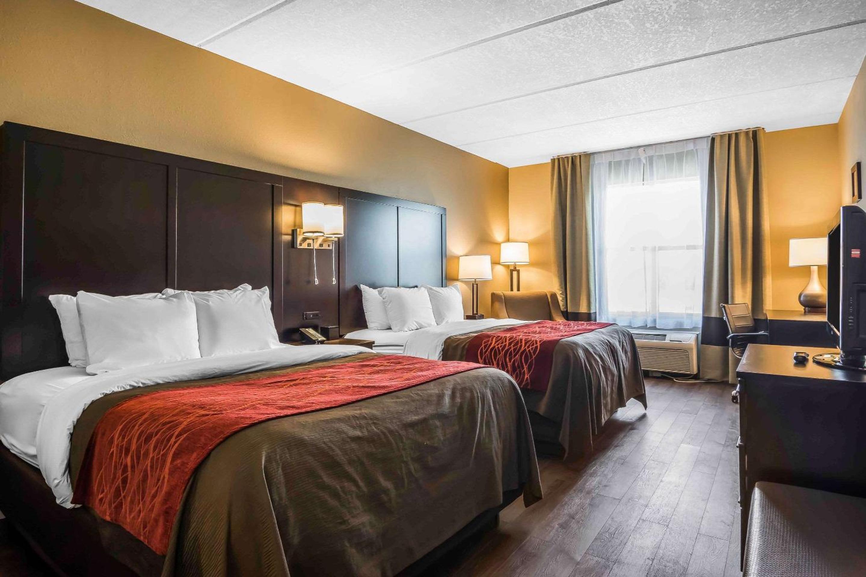 Queen Room with Two Queen Beds - Non-Smoking - Photo 2