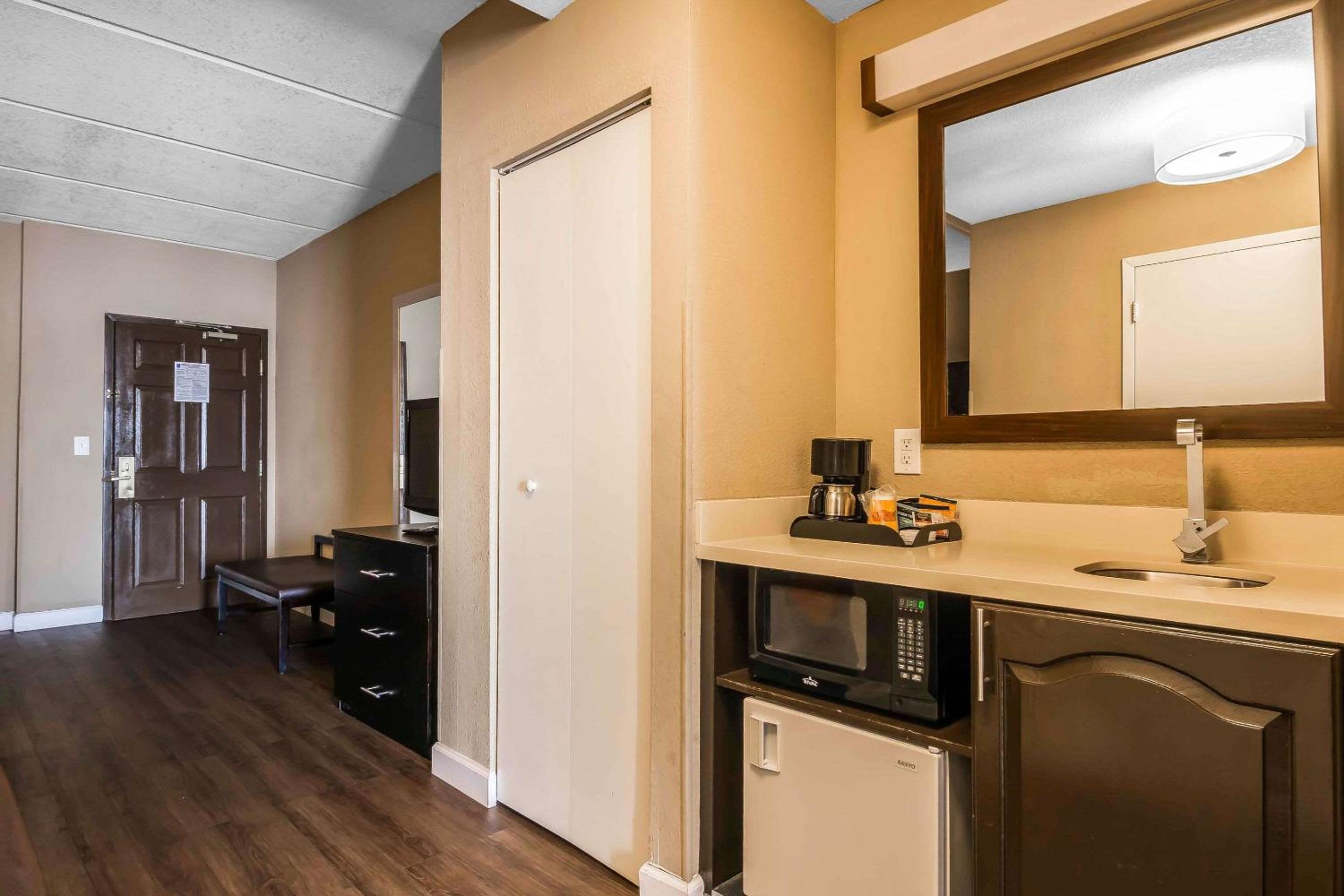 Queen Suite with Two Queen Beds and Sofa Bed - Photo 5