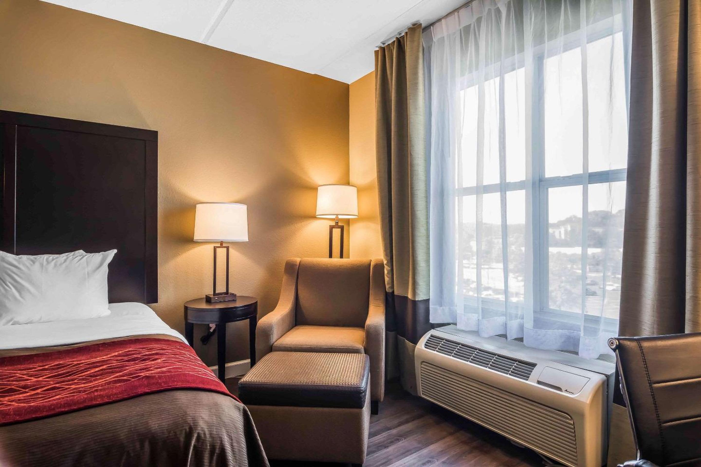 Queen Room with Two Queen Beds - Non-Smoking - Photo 6