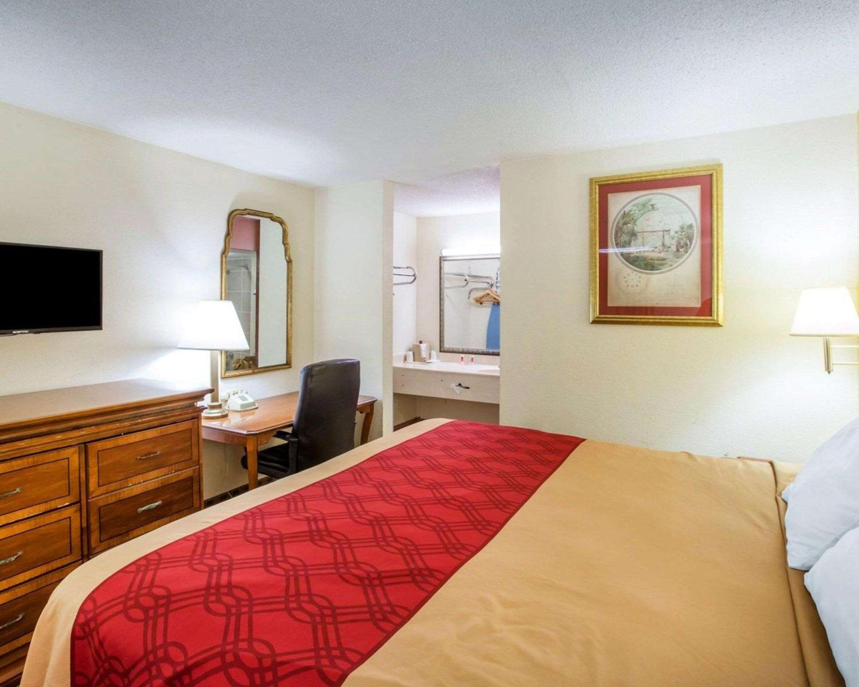 Queen Room with Two Queen Beds - Smoking photo 1