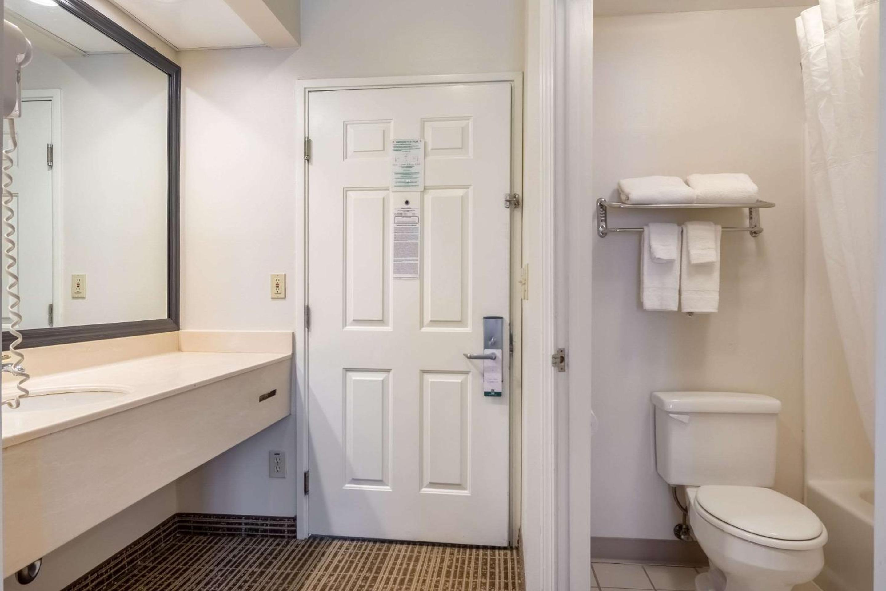 King Room - Non-Smoking - Photo 2
