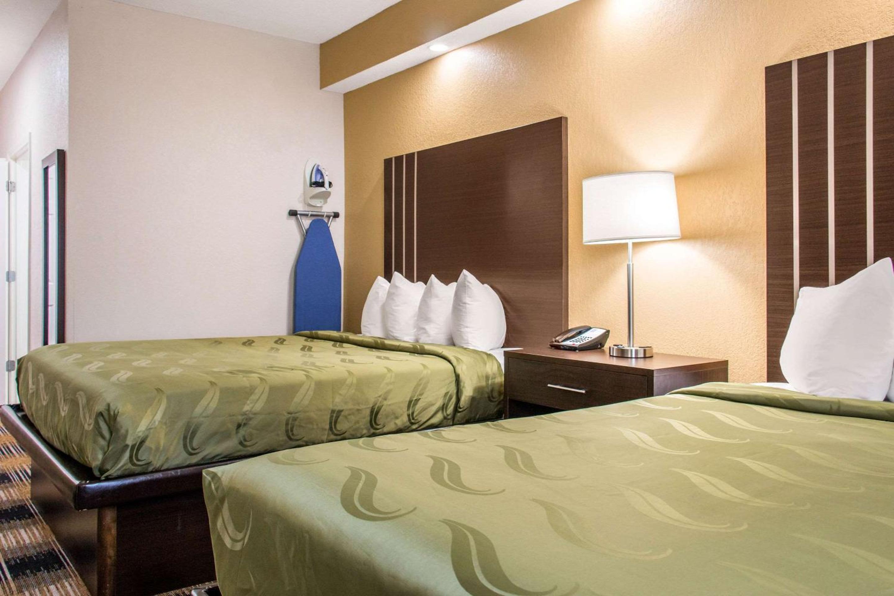 Standard Queen Room with Two Queen Beds  - Non-Smoking - Photo 5