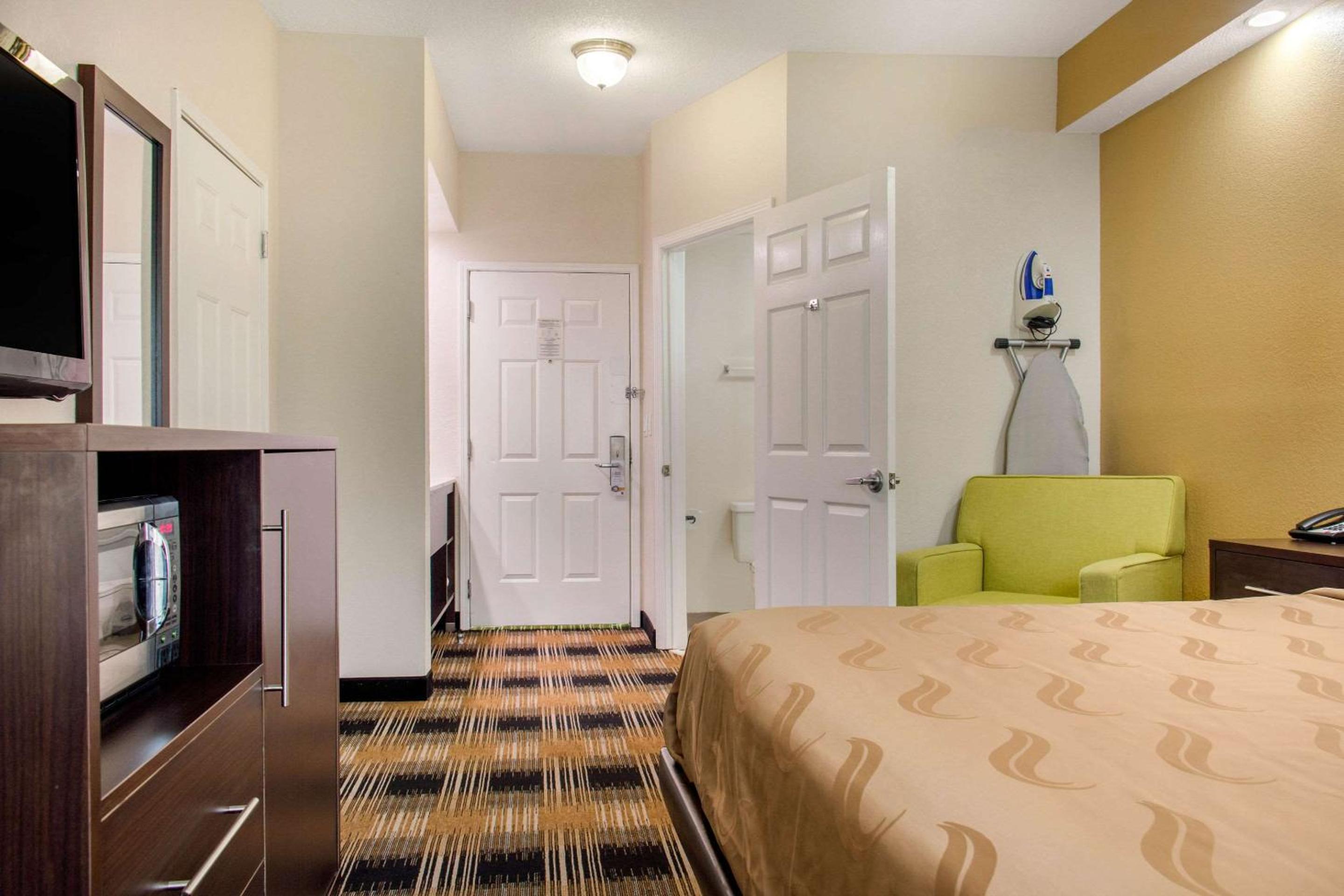 King Room - Non-Smoking - Photo 5